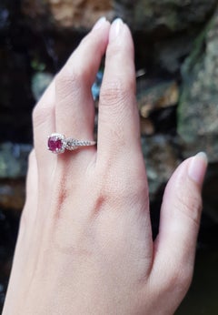 Rubí con diamante  Anillo engastado en oro blanco de 18 quilates