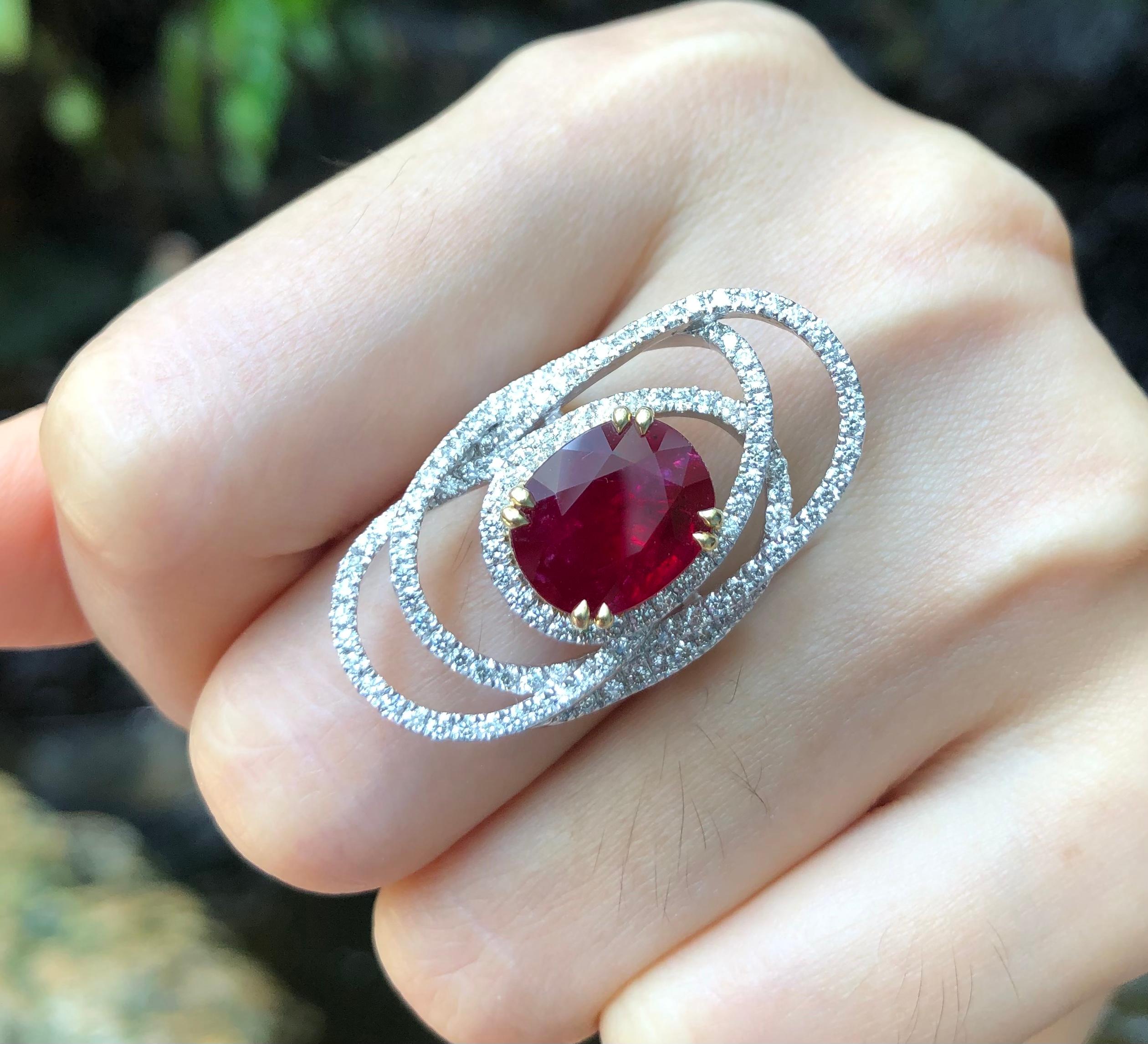 Contemporary Ruby with Diamond Ring Set in 18 Karat White Gold Setting For Sale