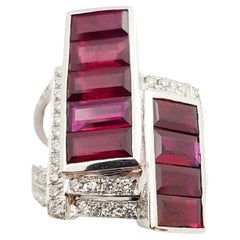 Anillo de Rubí con Diamantes engastado en Oro Blanco de 18 Kilates