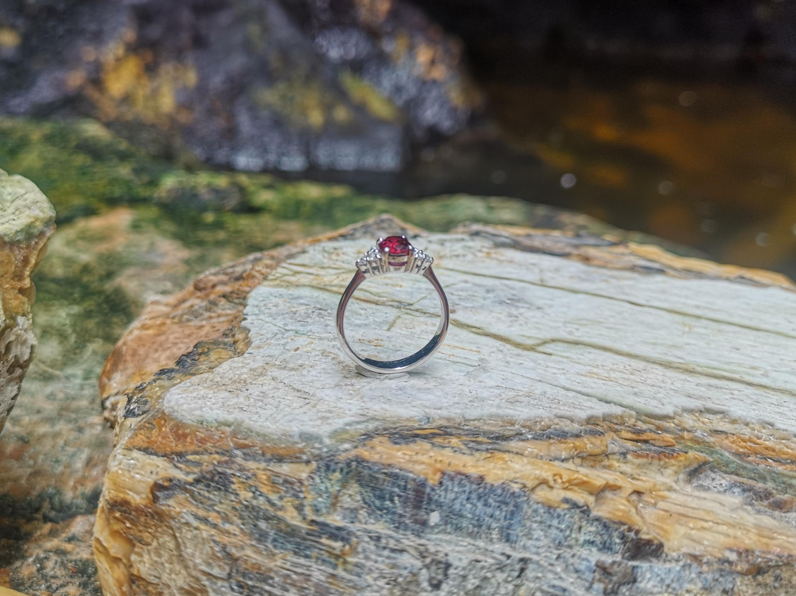 Anello con rubino e diamanti incastonati in oro bianco 18 carati in vendita 4