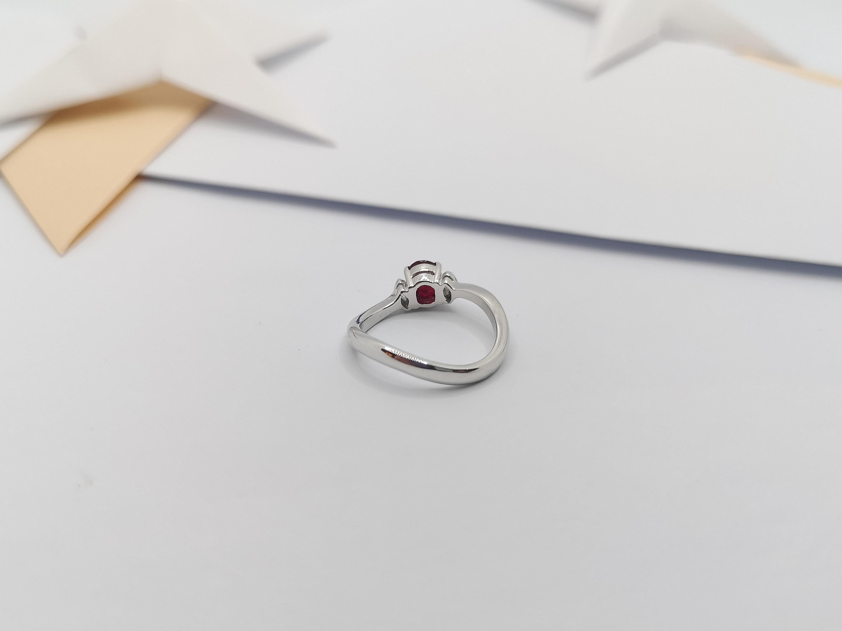 Rubin mit Diamantring in 18 Karat Weißgold gefasst im Angebot 5