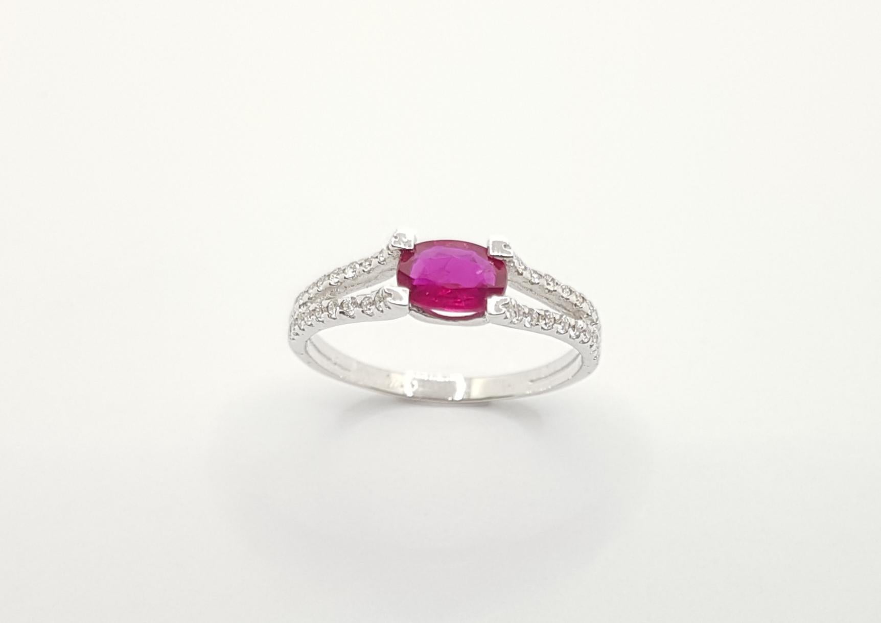 Bague en rubis et diamants sertie dans des montures en or blanc 18 carats en vente 4