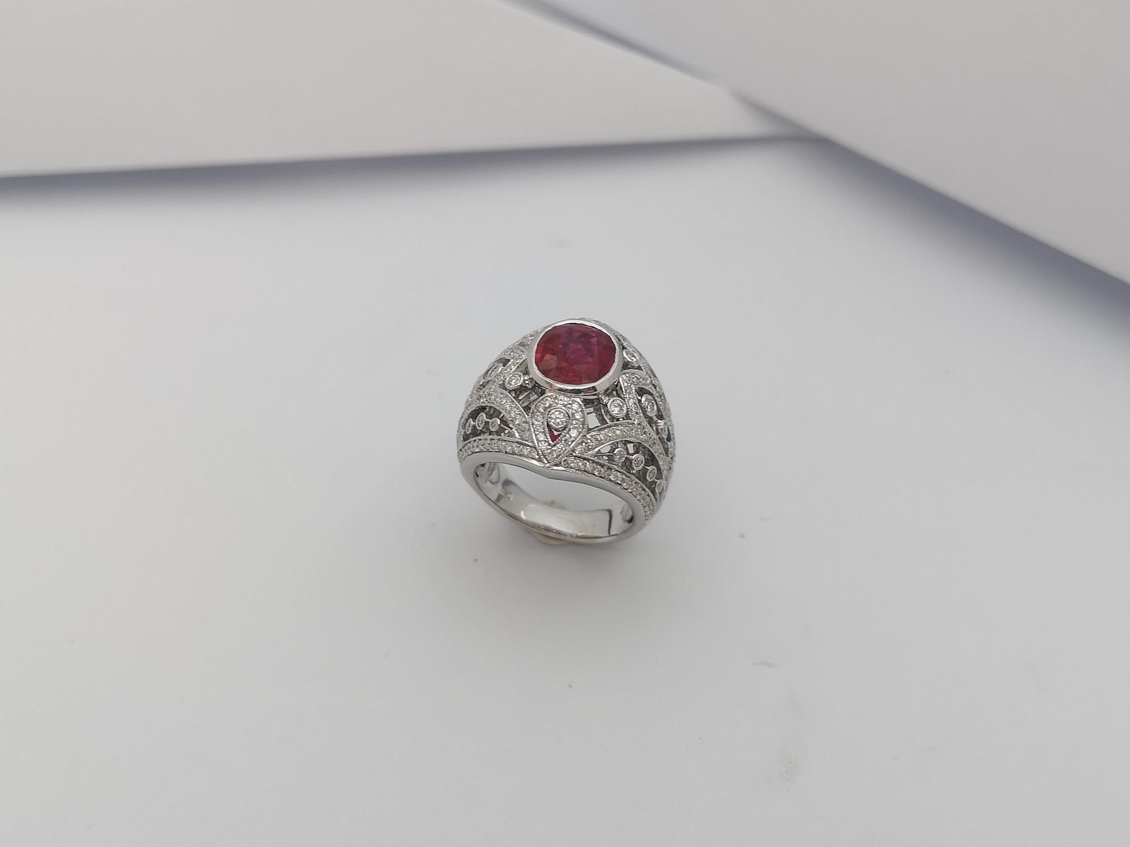 Bague en or blanc 18 carats sertie de rubis et de diamants en vente 4