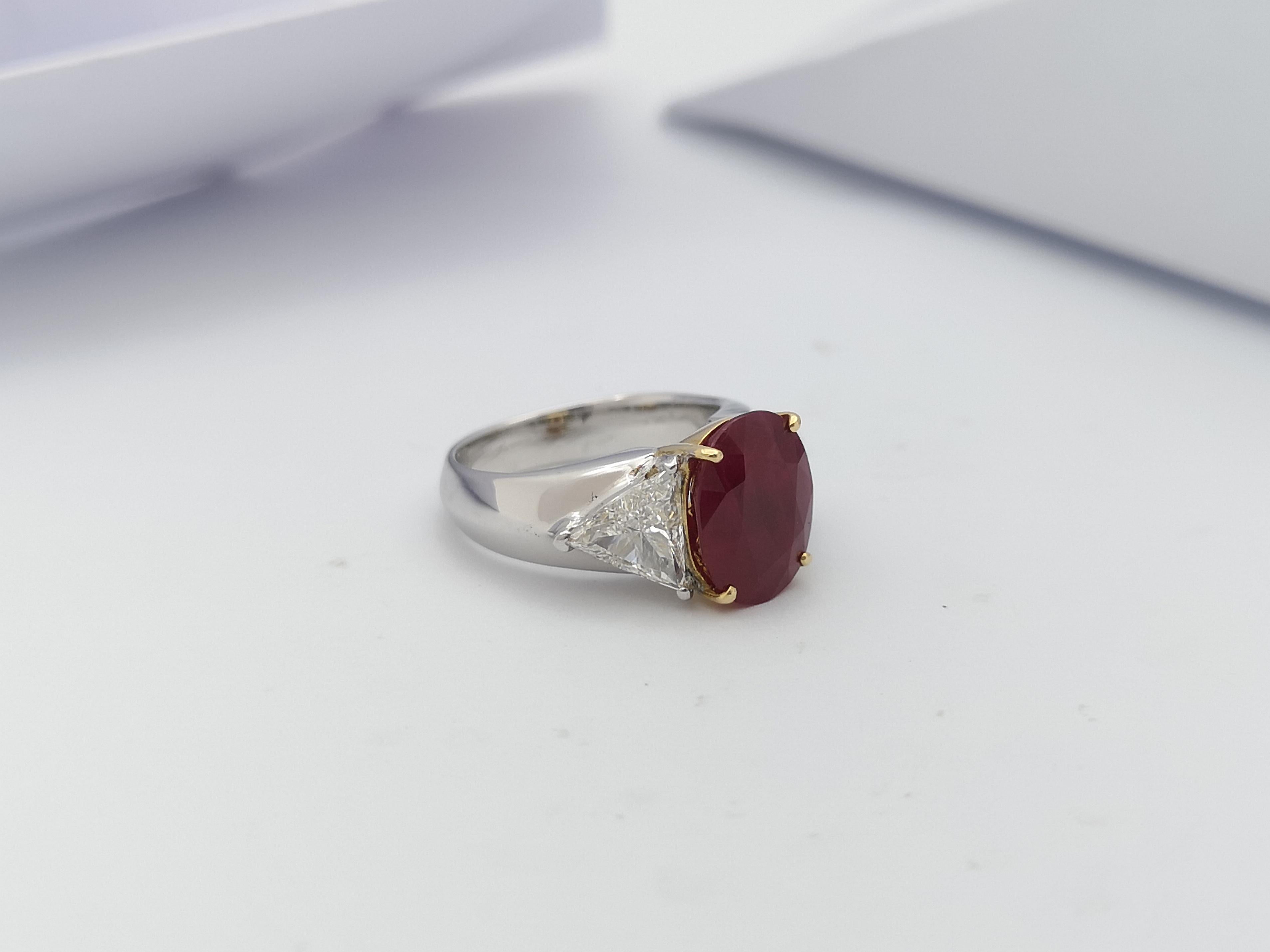 Bague en or blanc 18 carats ornée de rubis et de diamants en vente 4