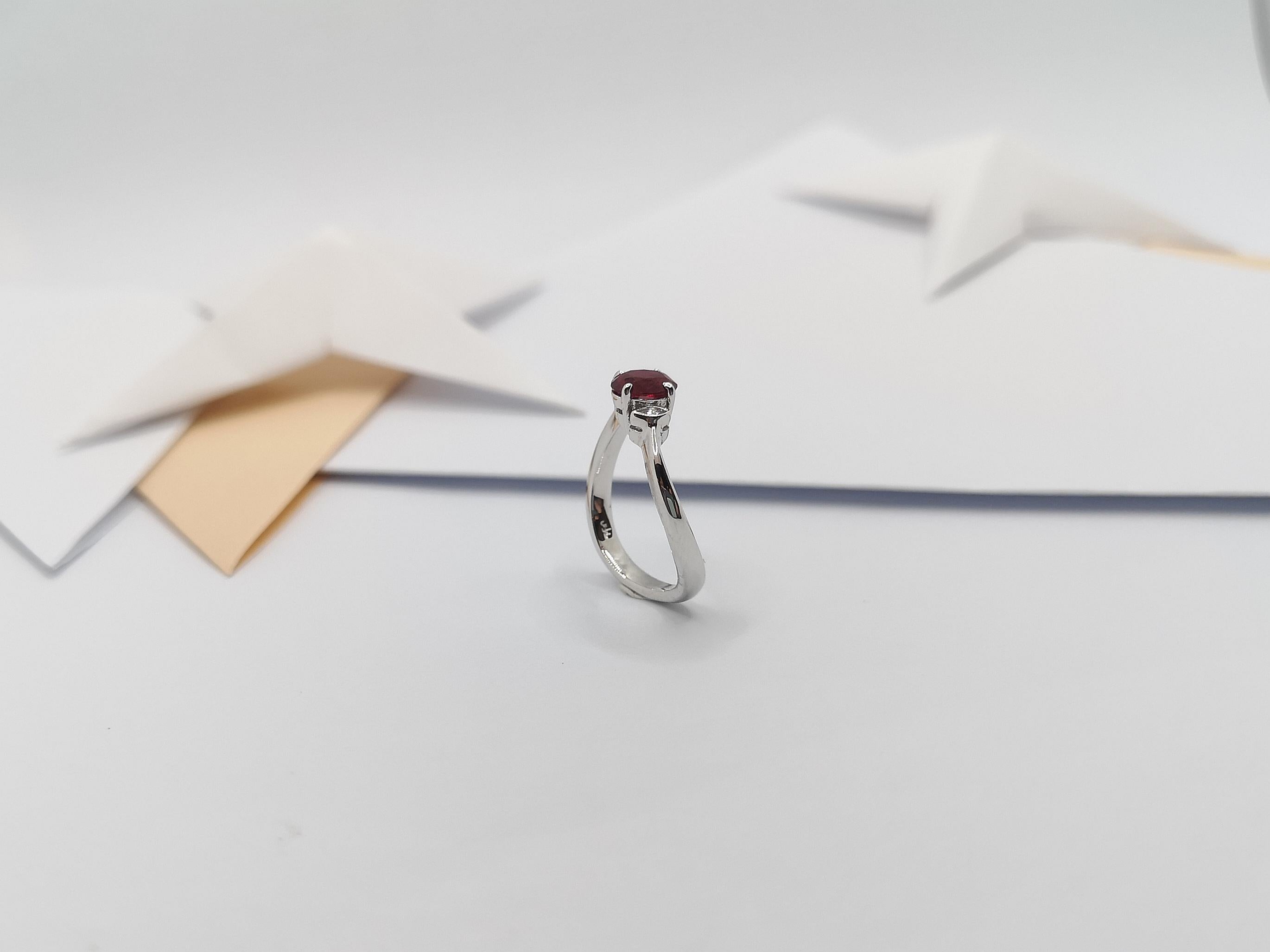 Rubin mit Diamantring in 18 Karat Weißgold gefasst im Angebot 6