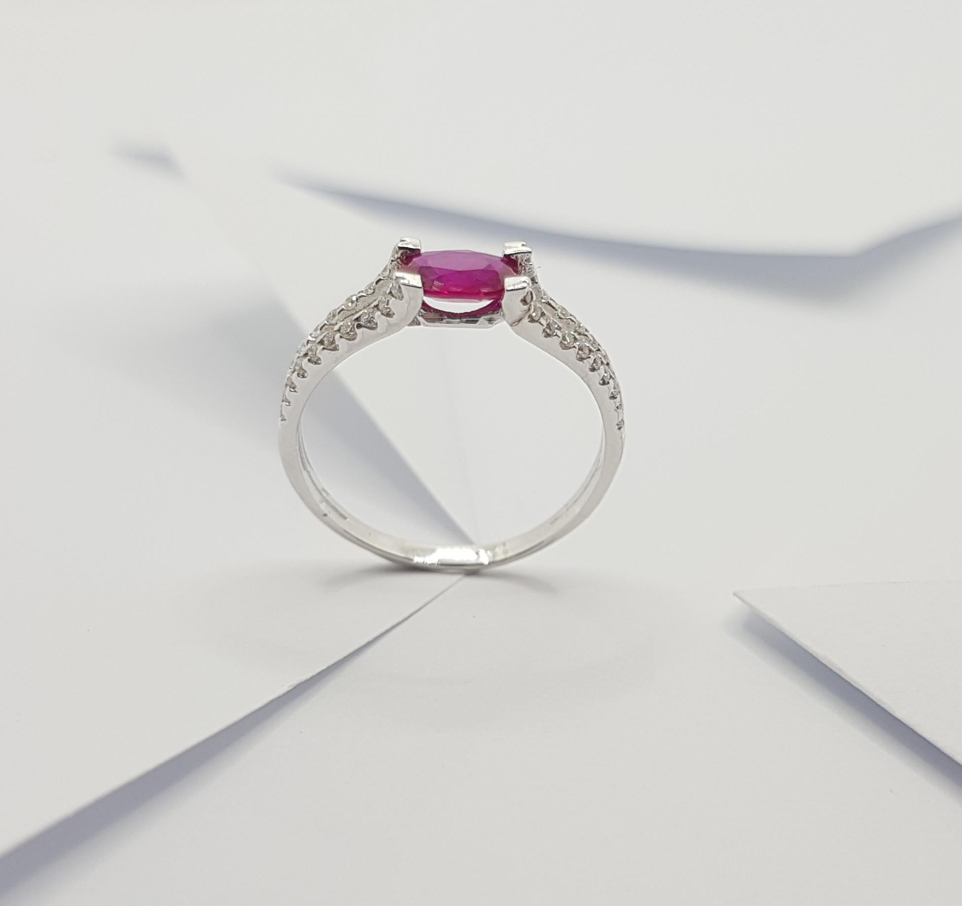 Bague en rubis et diamants sertie dans des montures en or blanc 18 carats en vente 5