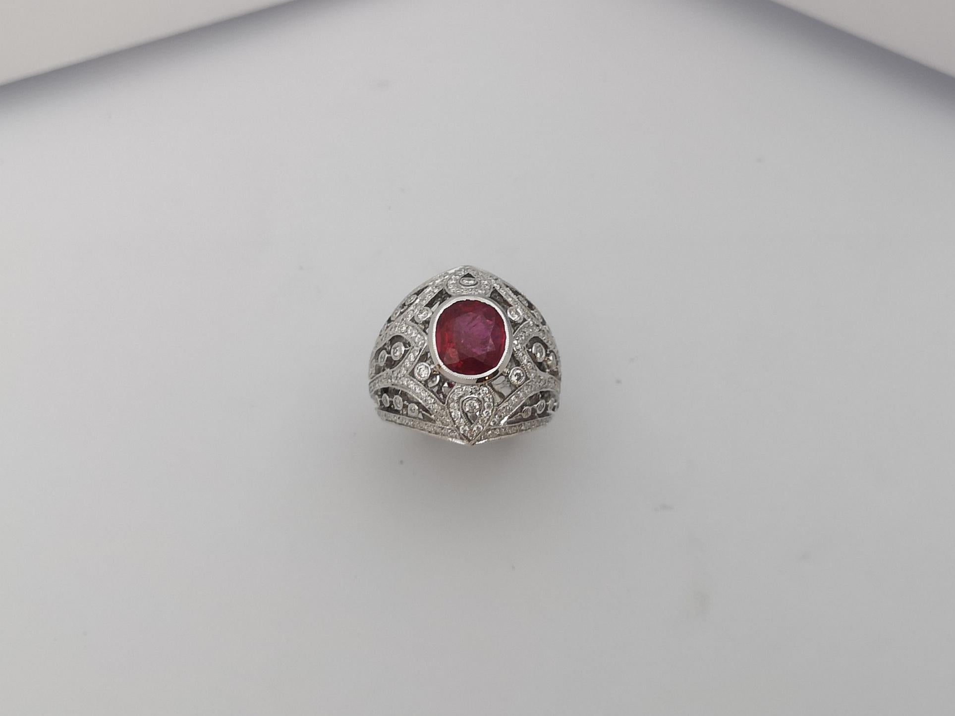 Bague en or blanc 18 carats sertie de rubis et de diamants en vente 5