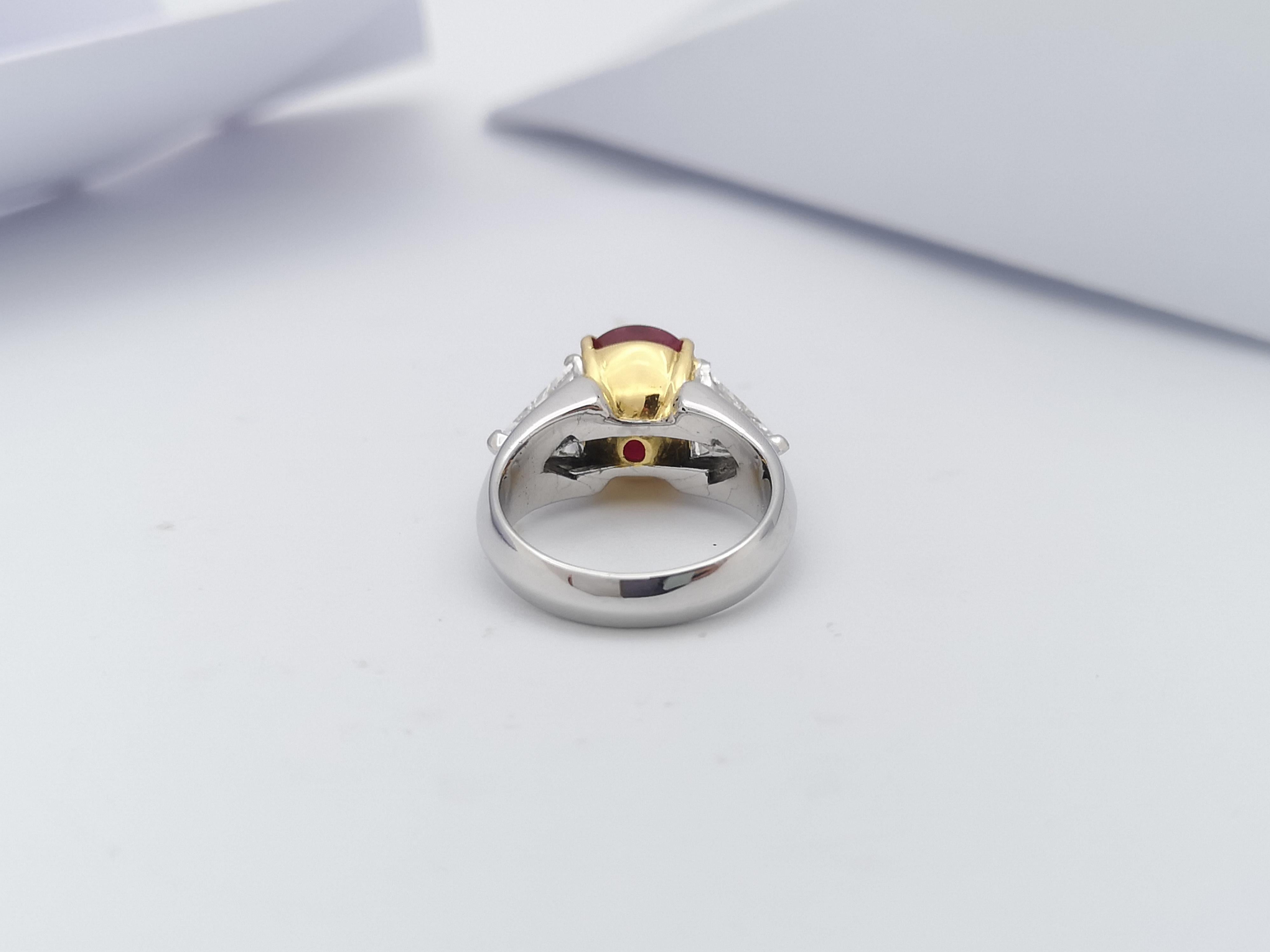 Bague en or blanc 18 carats ornée de rubis et de diamants en vente 5