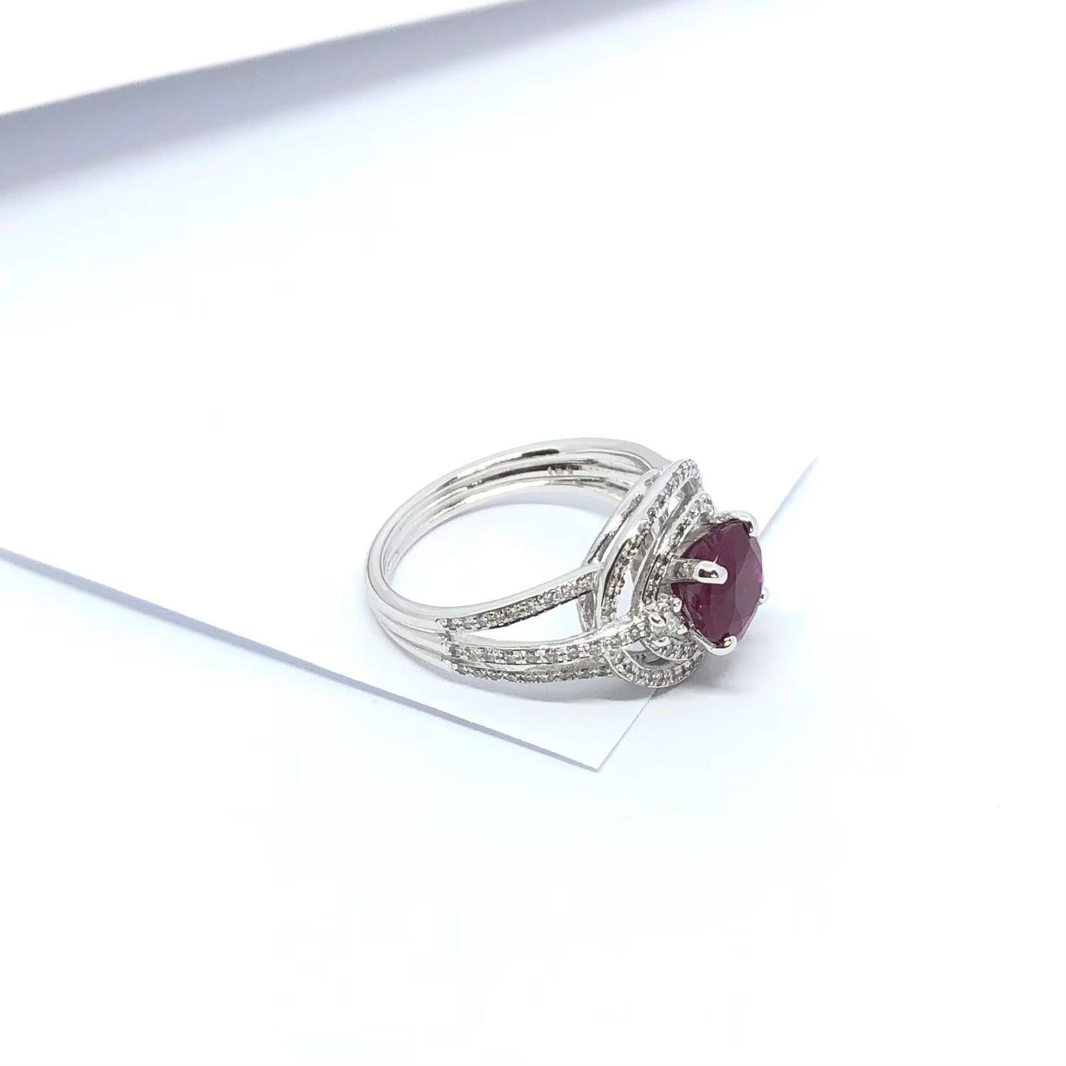 Anillo de Rubí con Diamantes engastado en Oro Blanco de 18 Kilates en venta 5