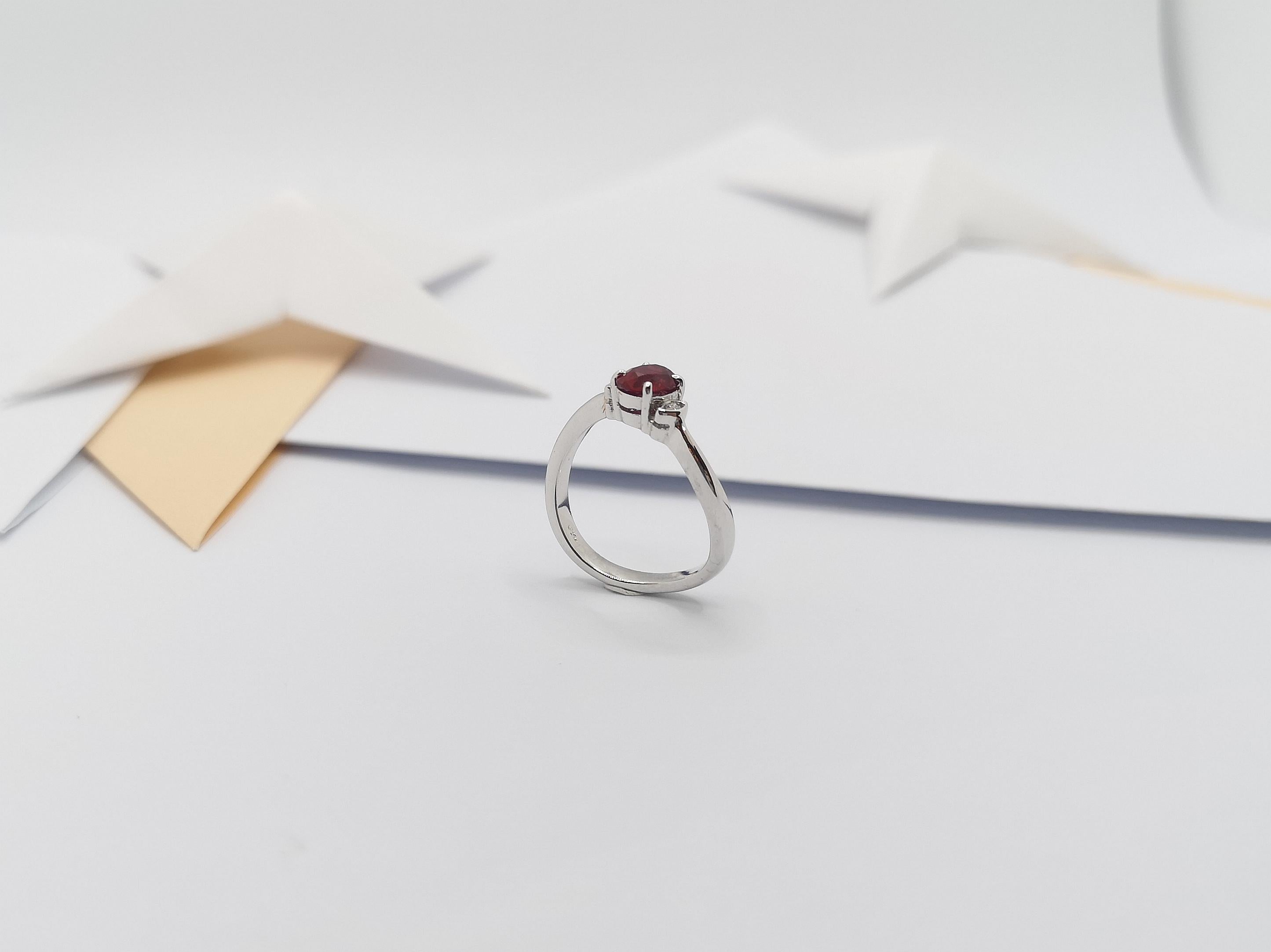 Rubin mit Diamantring in 18 Karat Weißgold gefasst im Angebot 7