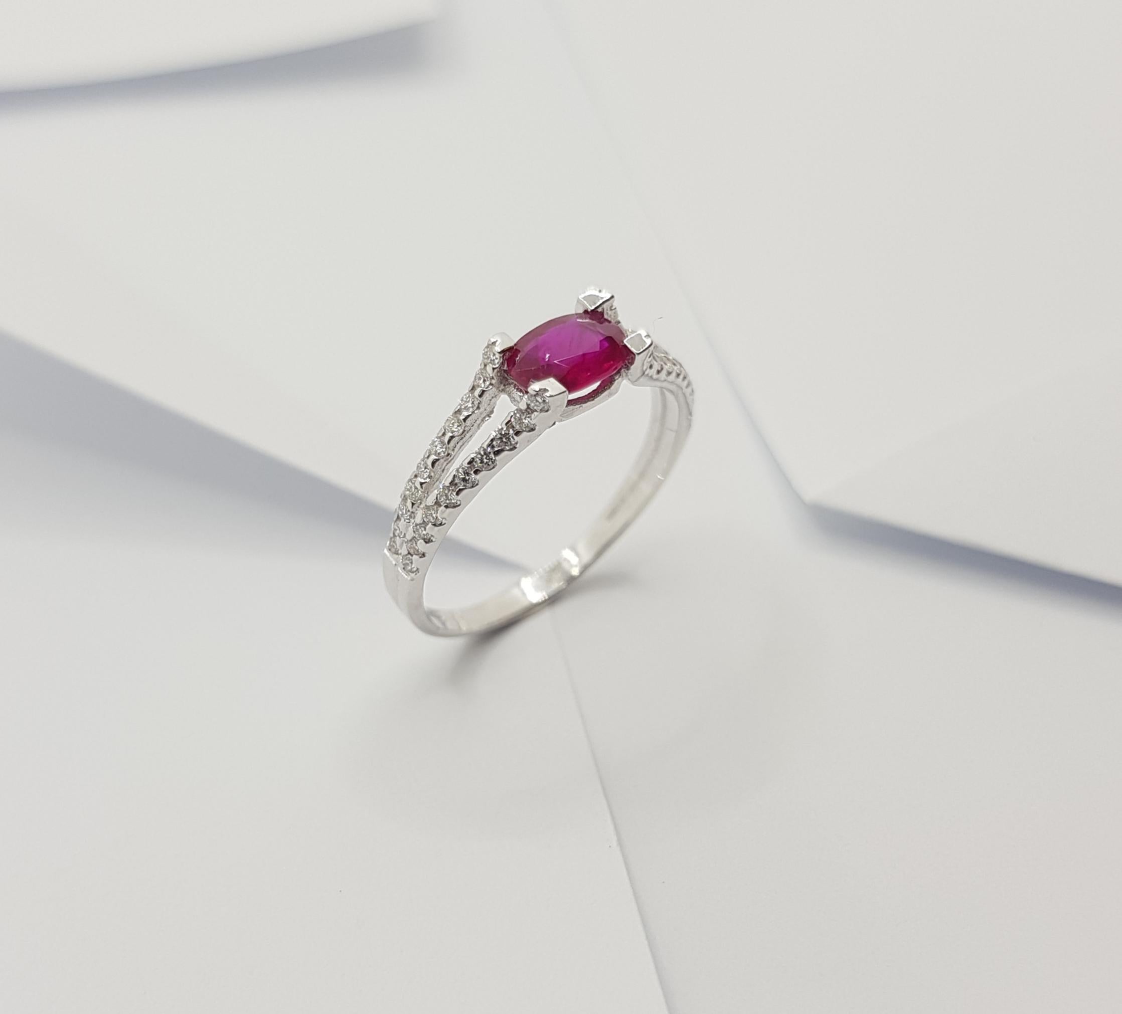Bague en rubis et diamants sertie dans des montures en or blanc 18 carats en vente 6