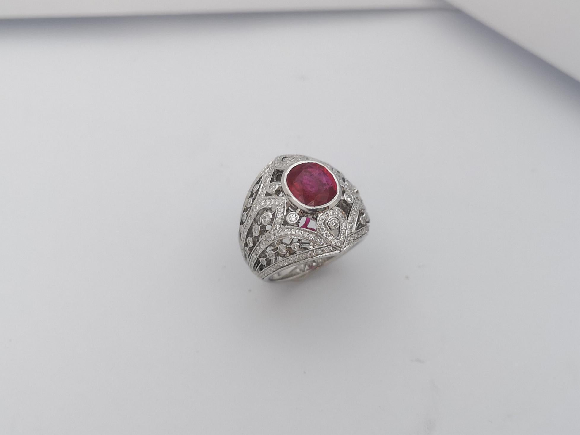 Bague en or blanc 18 carats sertie de rubis et de diamants en vente 6