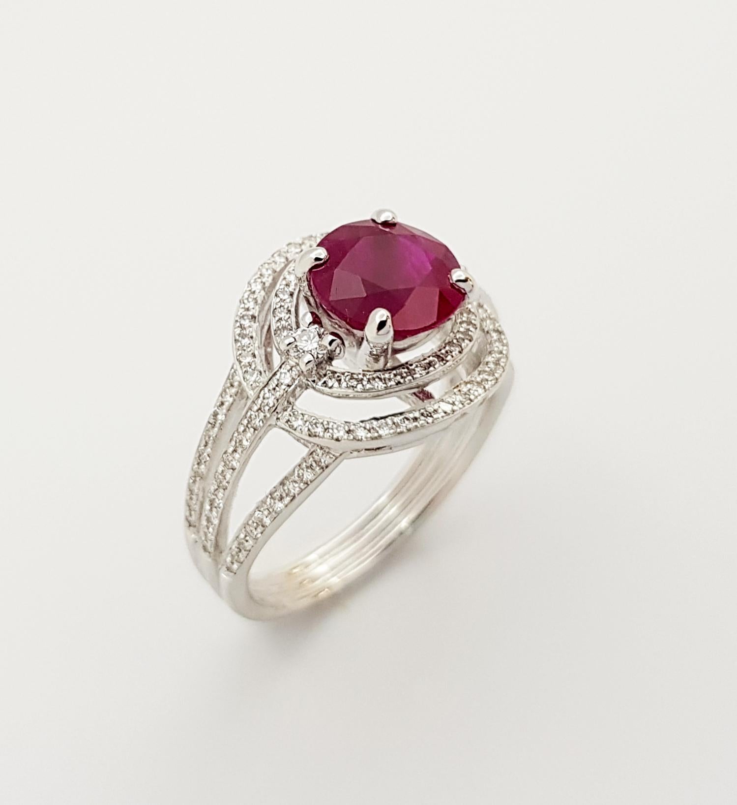 Anillo de Rubí con Diamantes engastado en Oro Blanco de 18 Kilates en venta 6