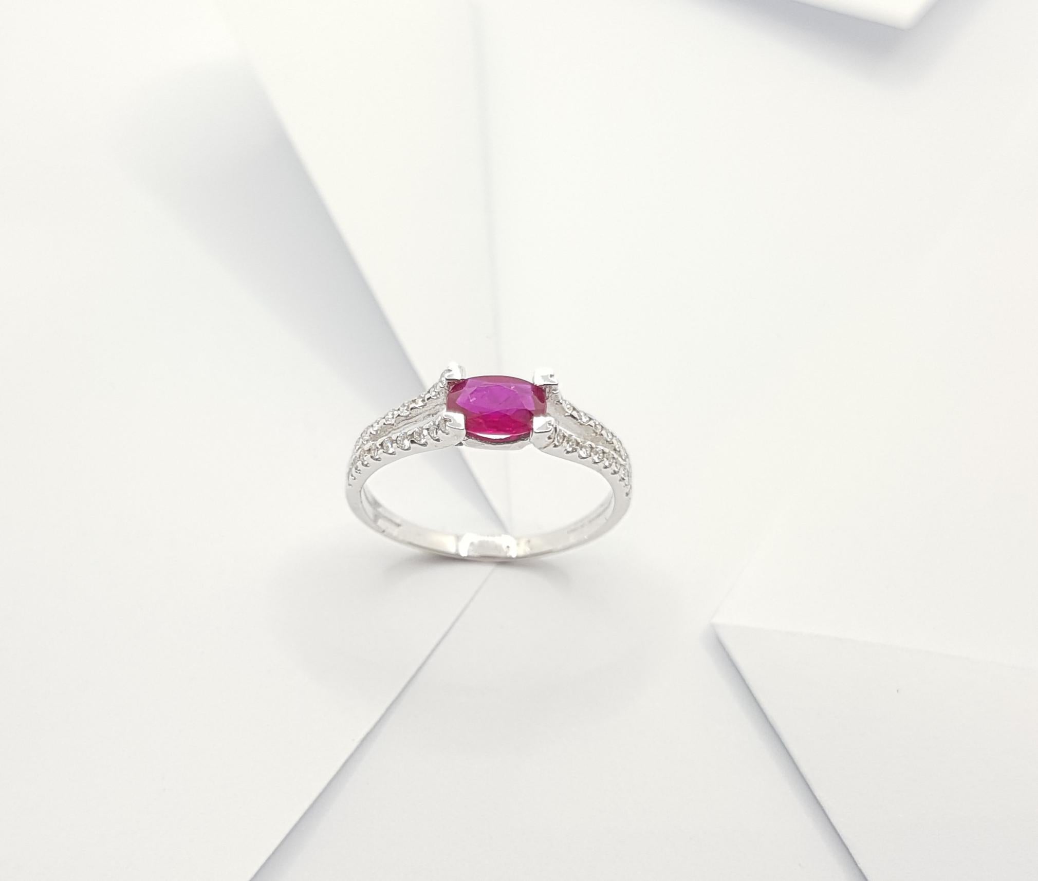 Bague en rubis et diamants sertie dans des montures en or blanc 18 carats en vente 7