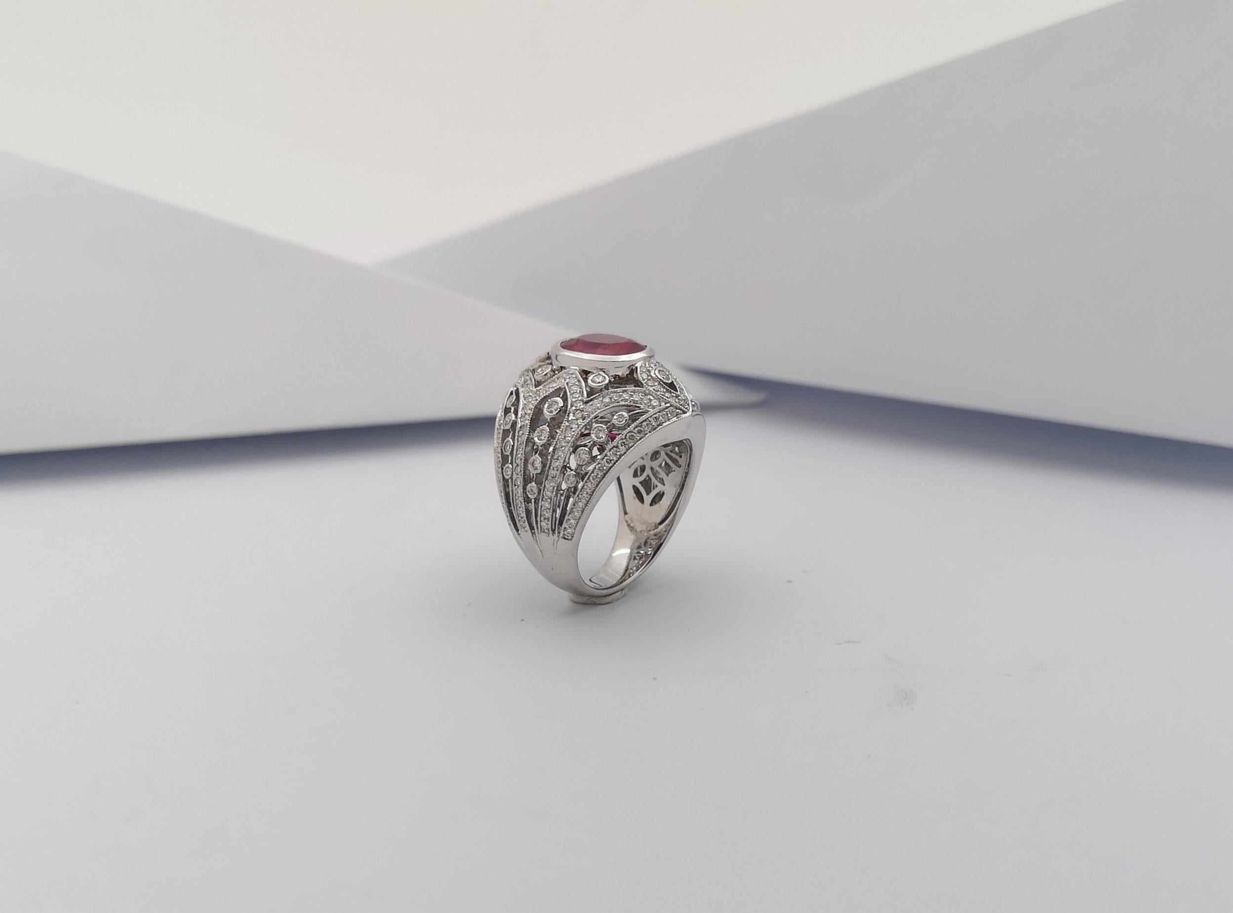 Bague en or blanc 18 carats sertie de rubis et de diamants en vente 7