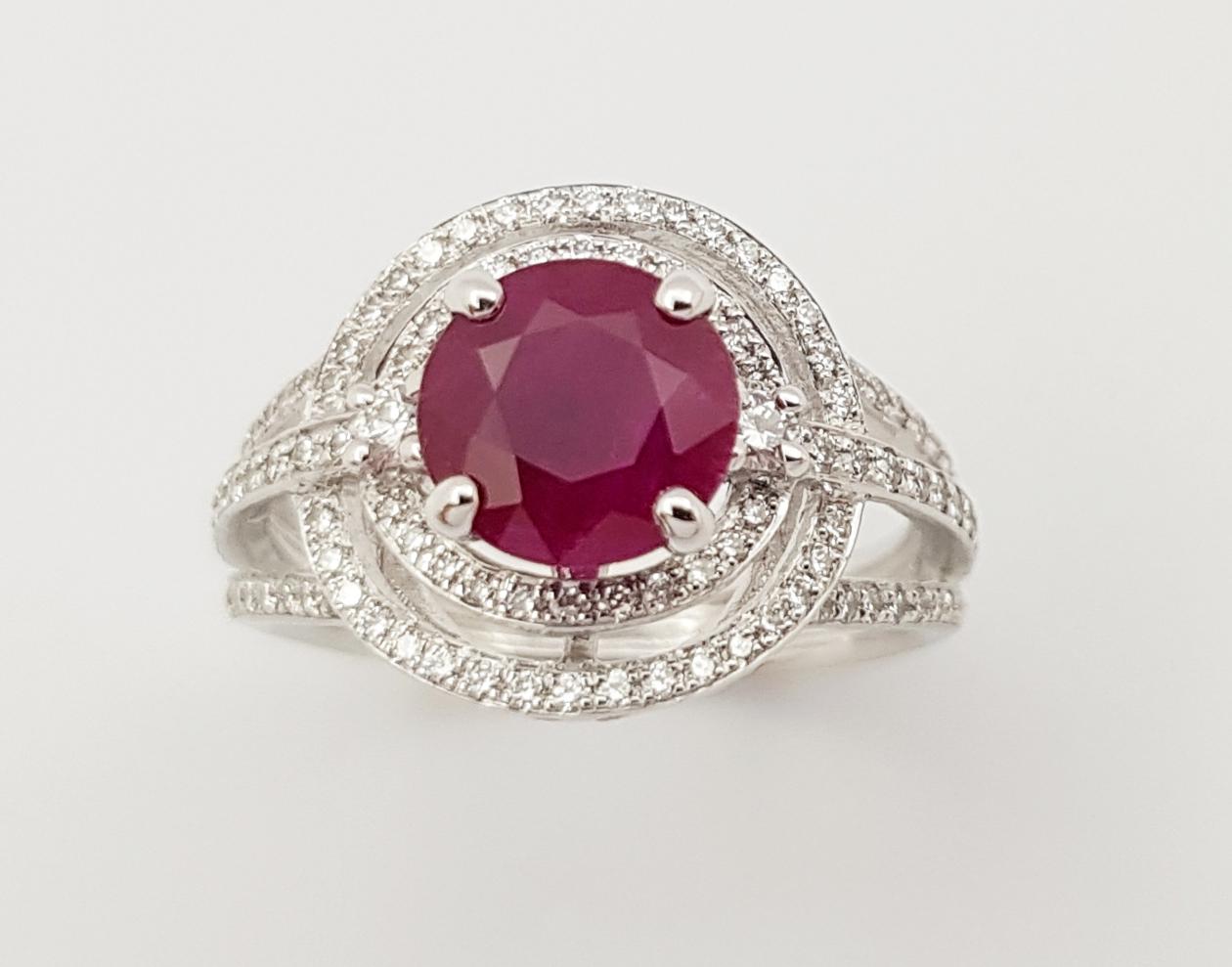 Anillo de Rubí con Diamantes engastado en Oro Blanco de 18 Kilates en venta 7