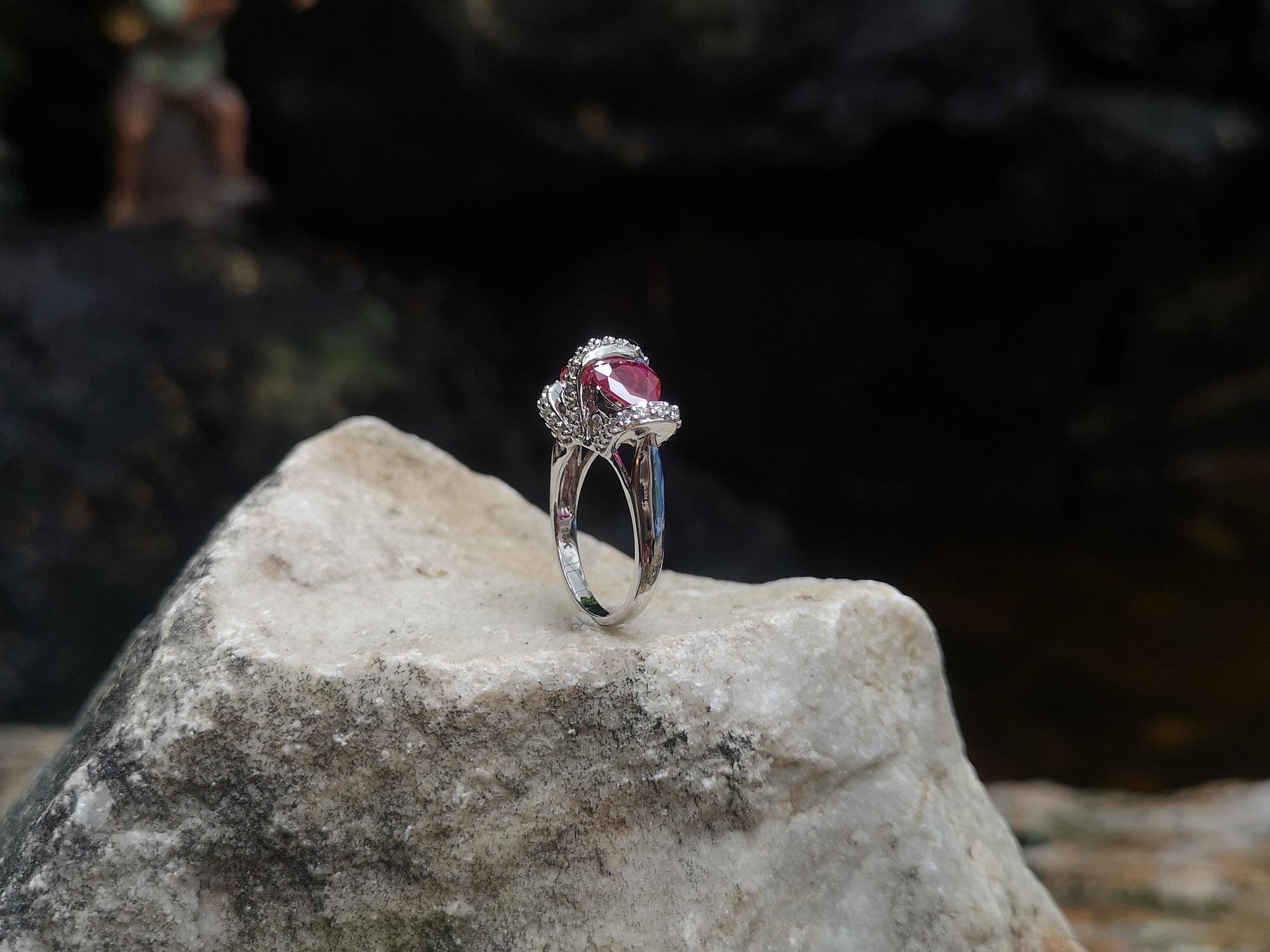 Rubin mit Diamantring in 18 Karat Weißgold gefasst im Angebot 8