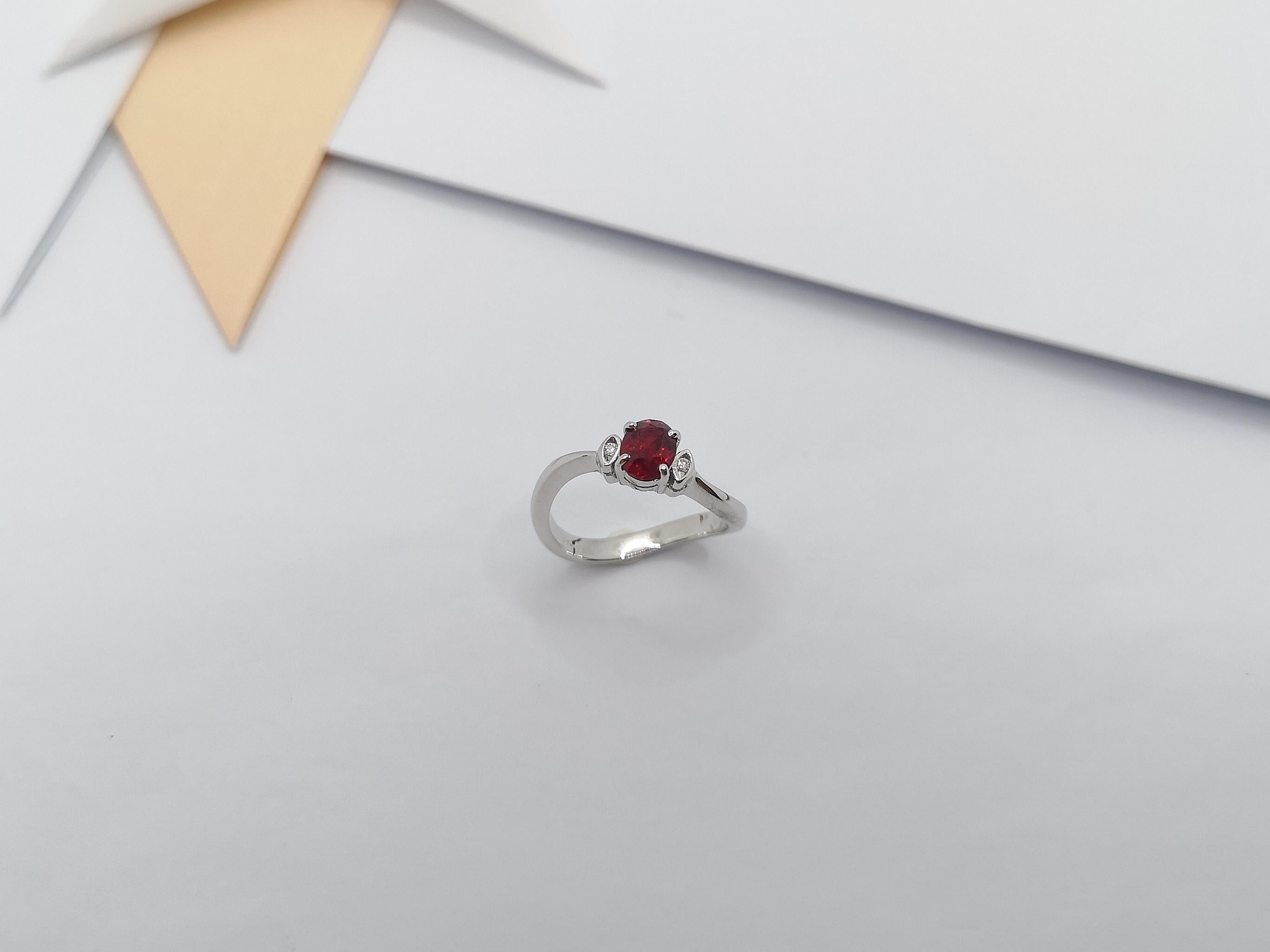 Rubin mit Diamantring in 18 Karat Weißgold gefasst im Angebot 9
