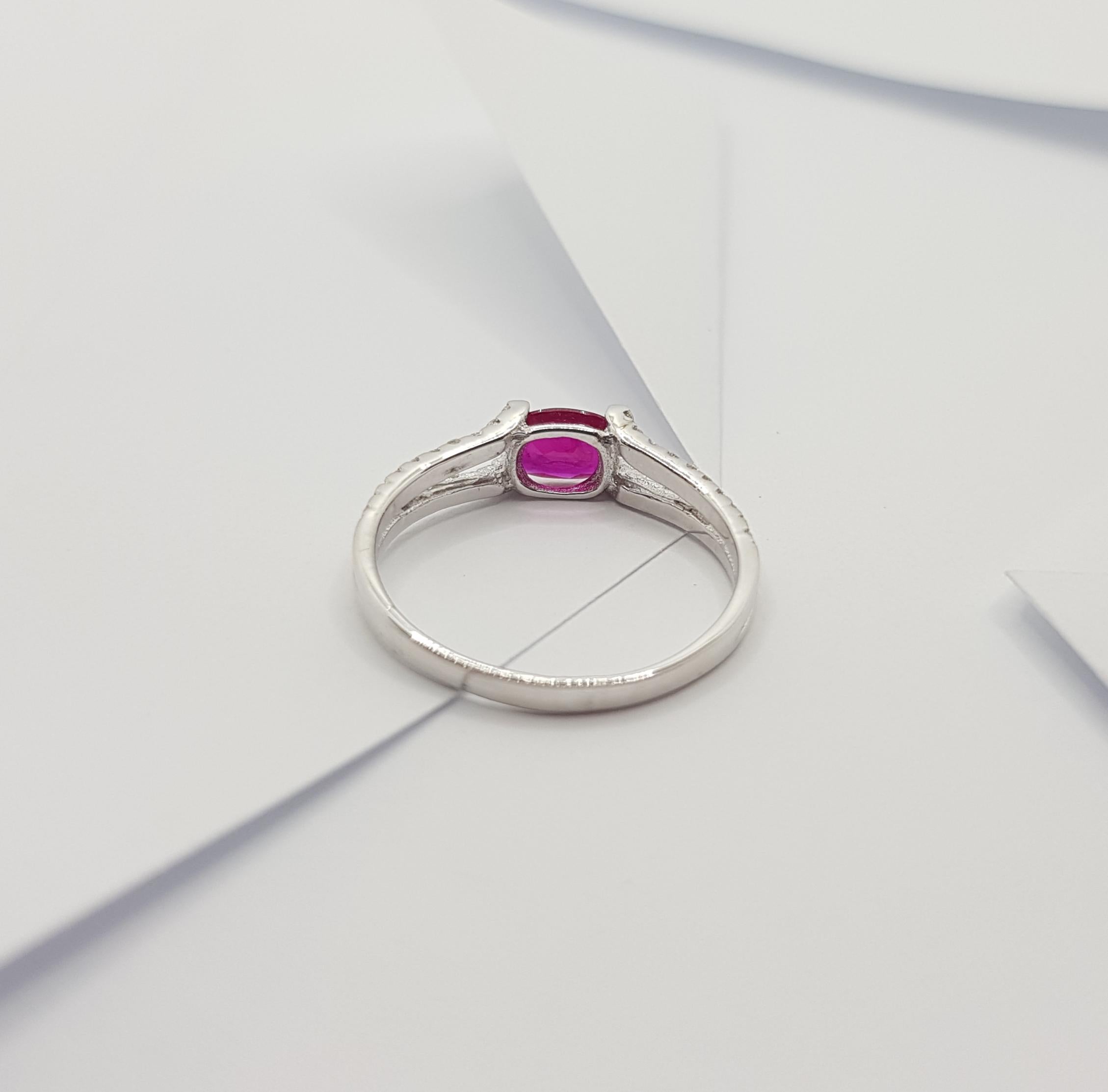 Bague en rubis et diamants sertie dans des montures en or blanc 18 carats en vente 8