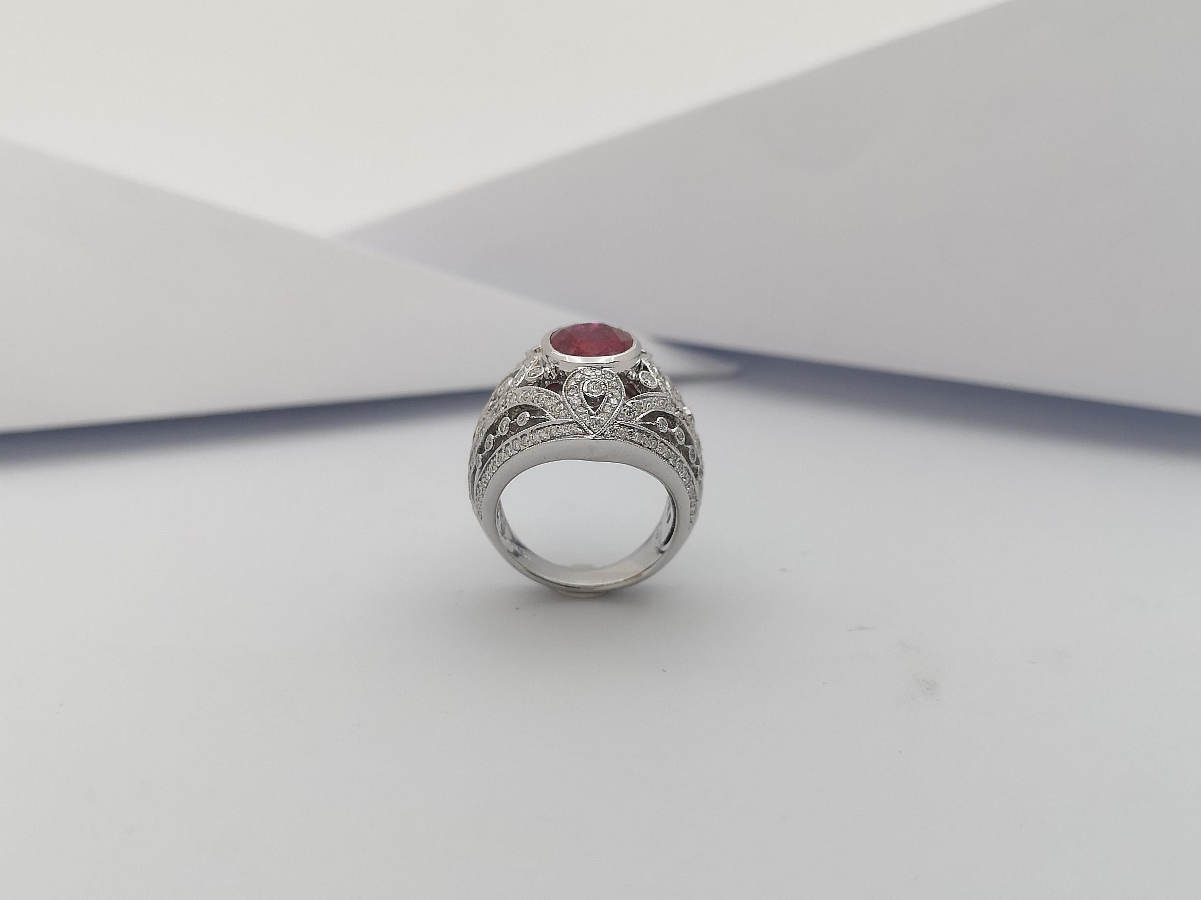 Bague en or blanc 18 carats sertie de rubis et de diamants en vente 8