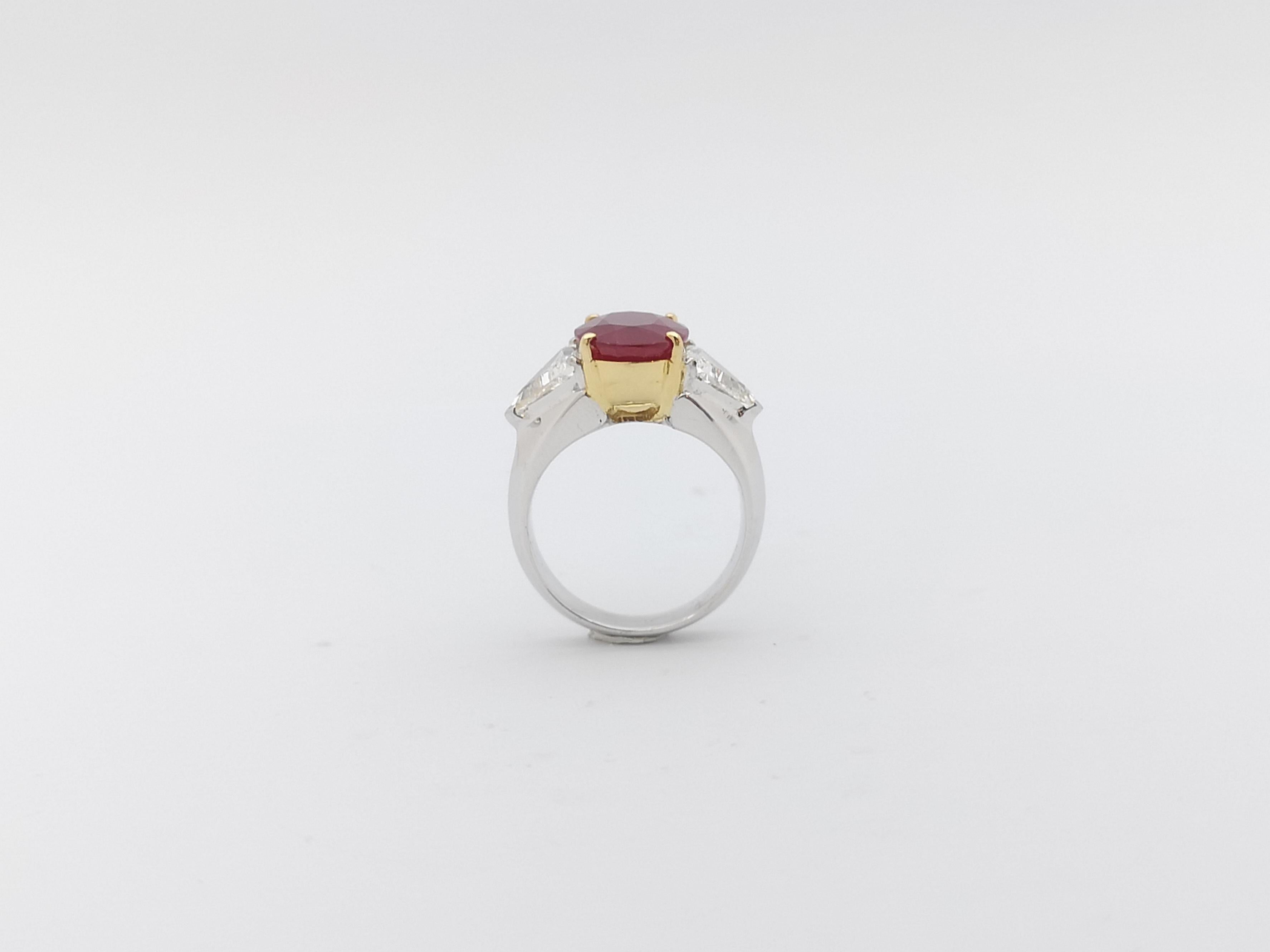 Bague en or blanc 18 carats ornée de rubis et de diamants en vente 8