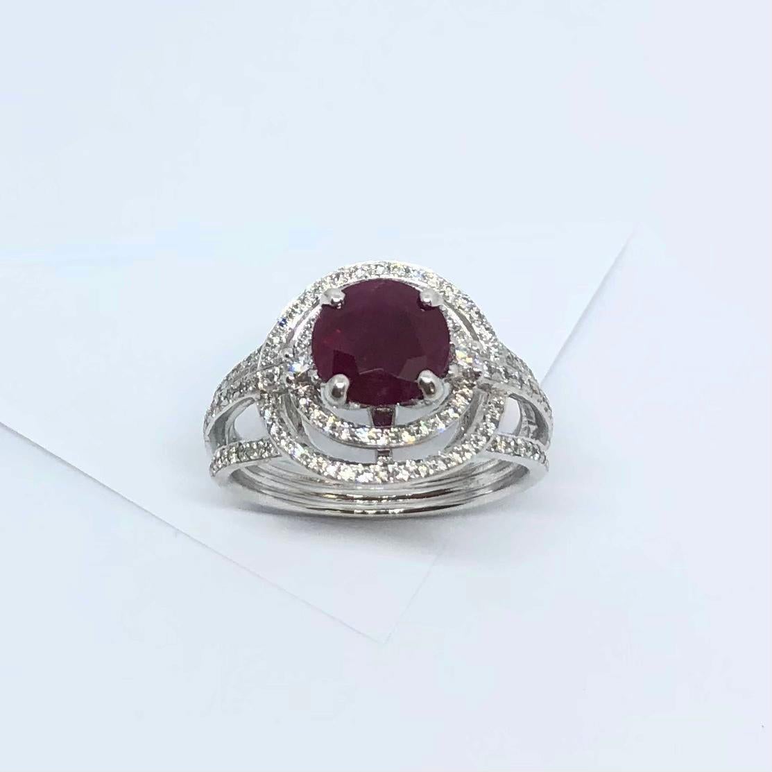 Anillo de Rubí con Diamantes engastado en Oro Blanco de 18 Kilates en venta 8