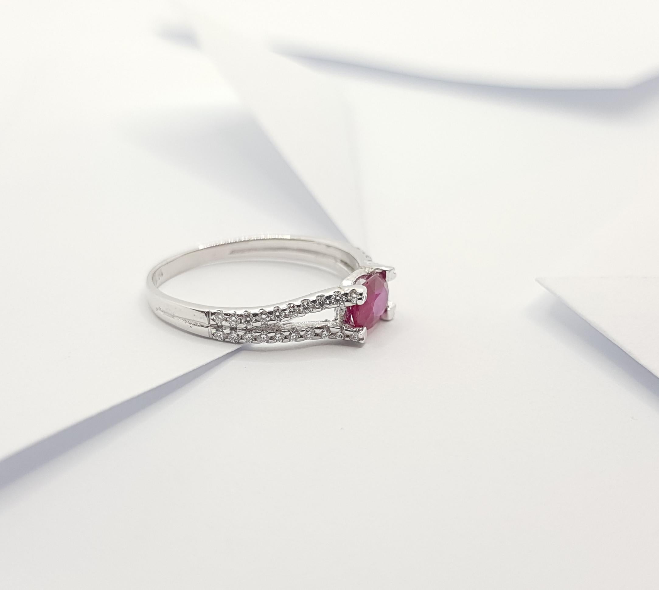 Bague en rubis et diamants sertie dans des montures en or blanc 18 carats en vente 9