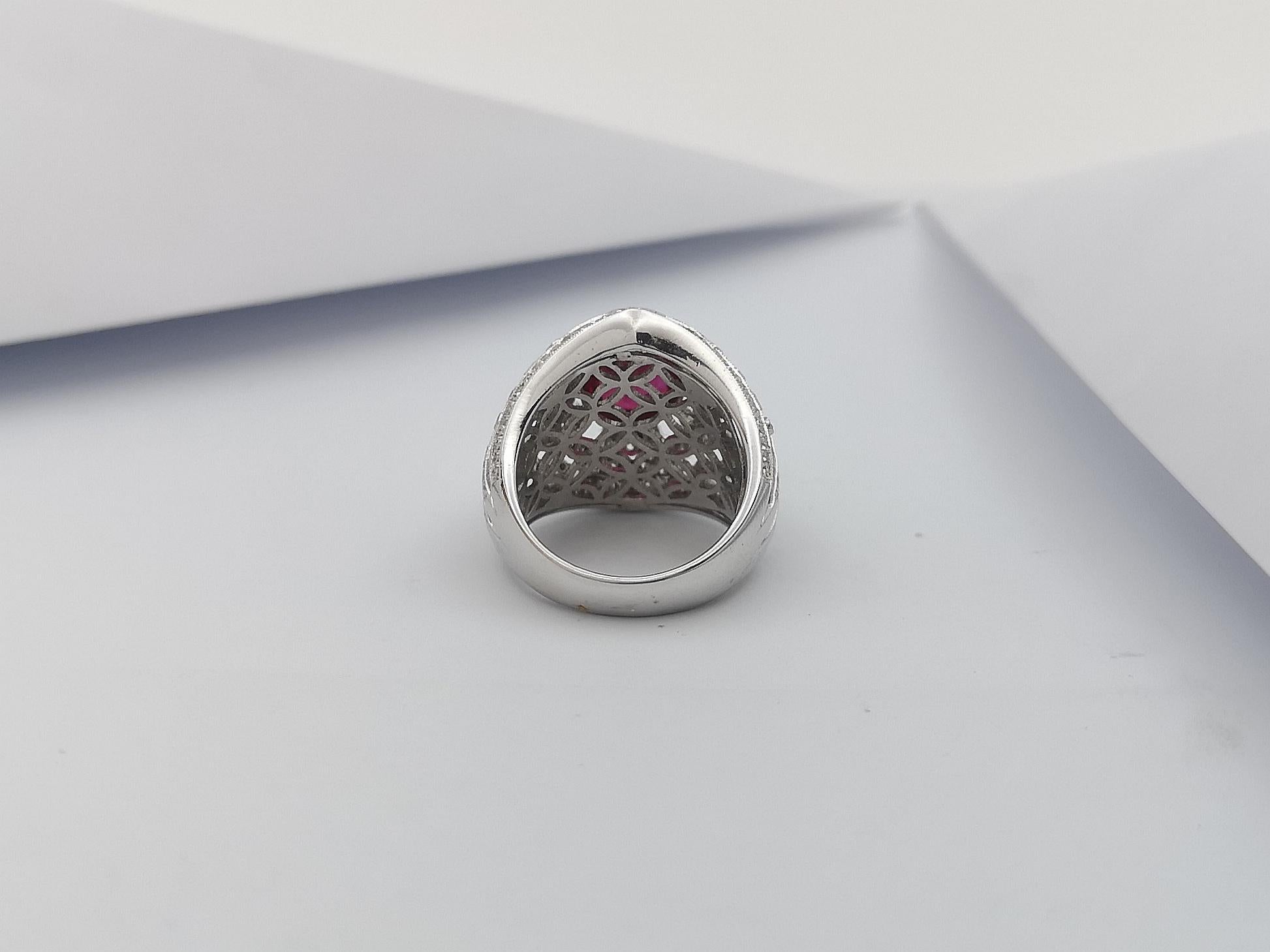 Bague en or blanc 18 carats sertie de rubis et de diamants en vente 9