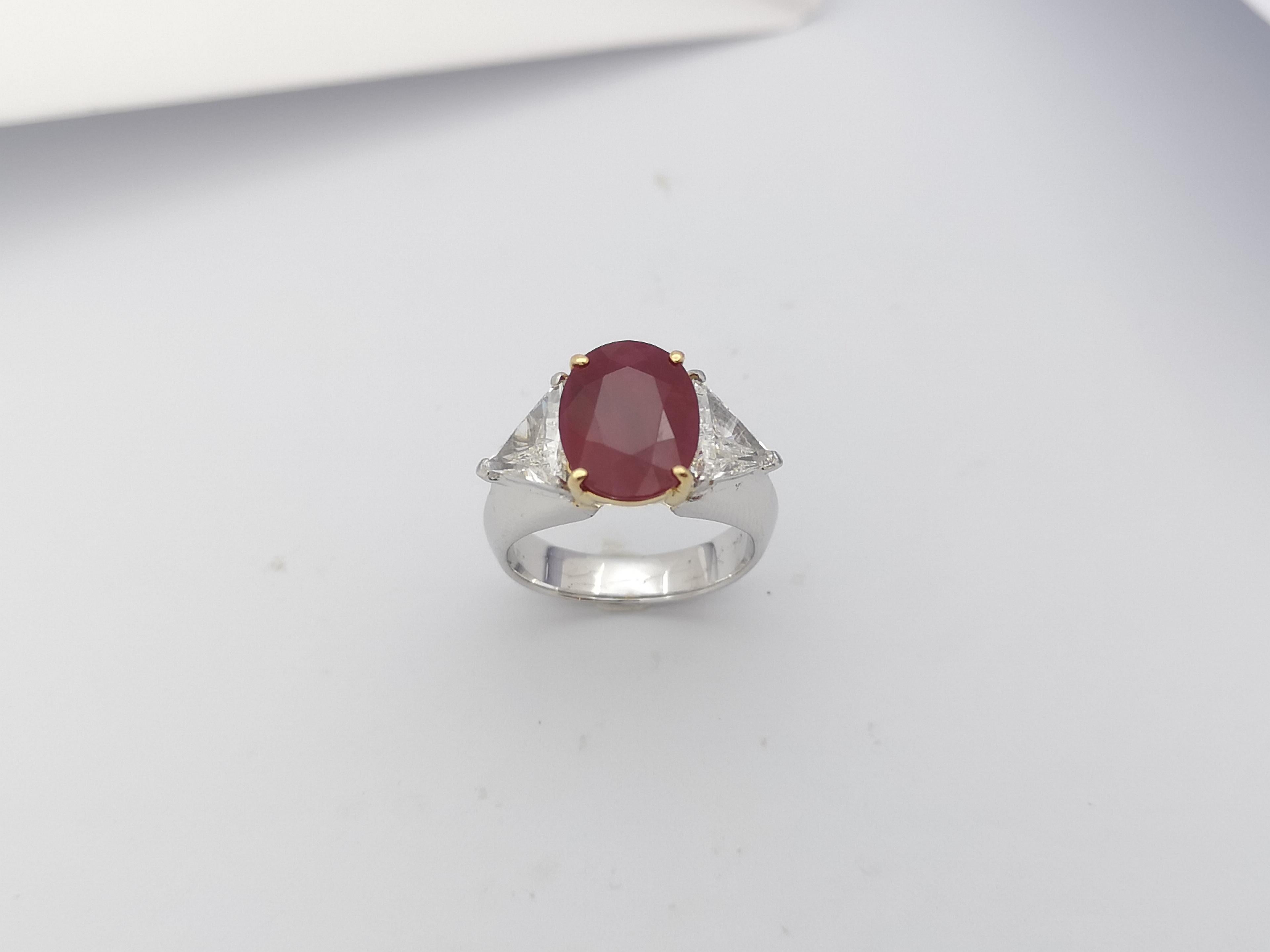 Bague en or blanc 18 carats ornée de rubis et de diamants en vente 9