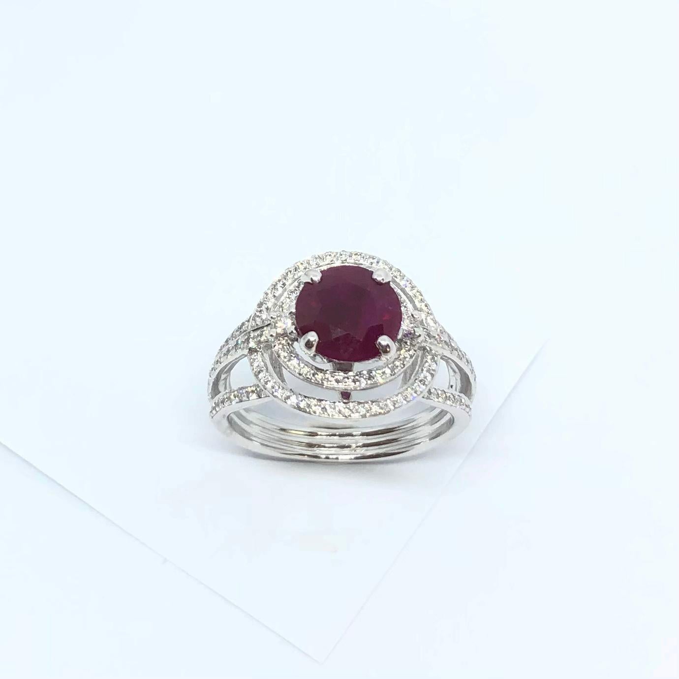 Anillo de Rubí con Diamantes engastado en Oro Blanco de 18 Kilates en venta 9