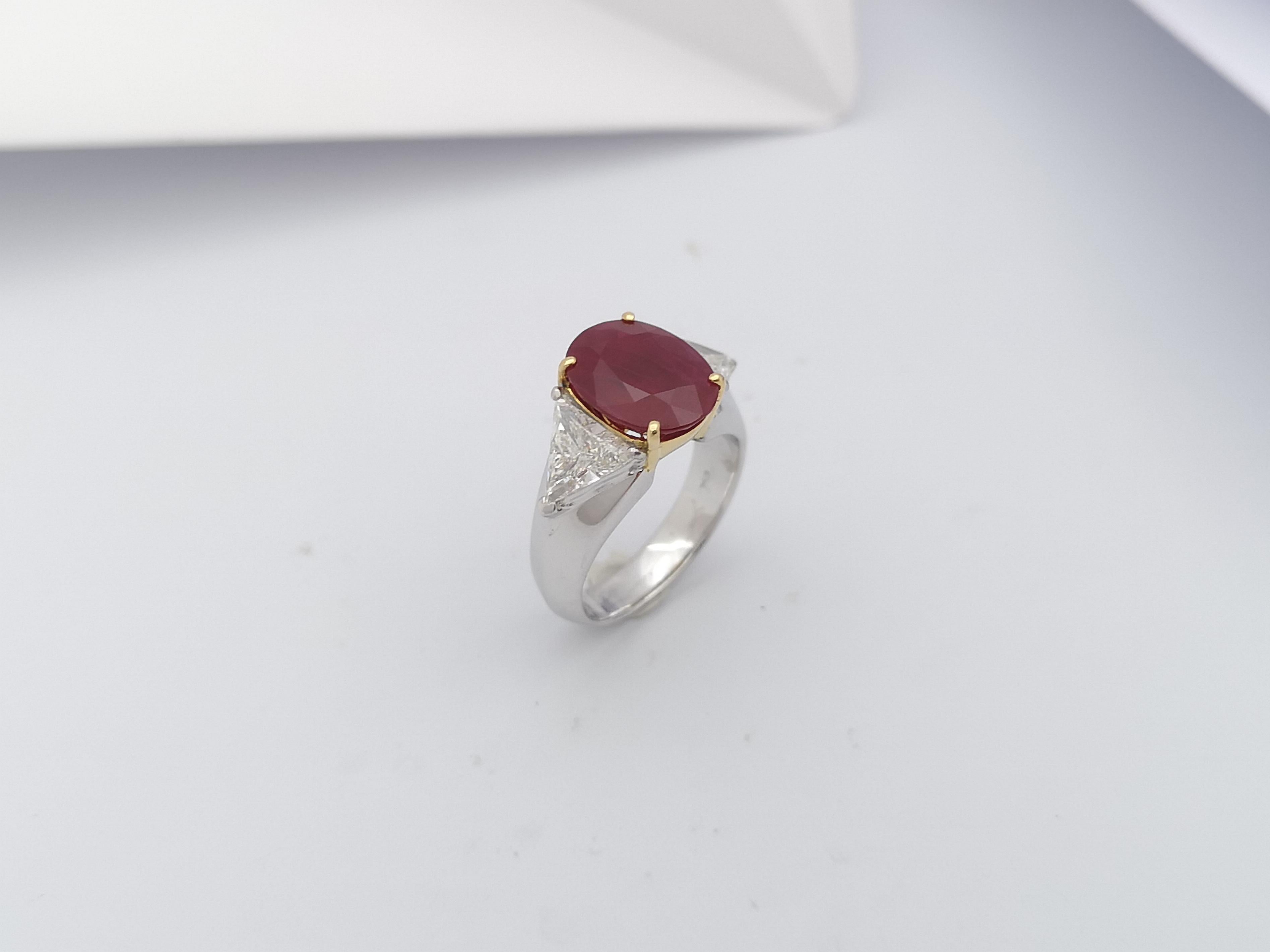 Bague en or blanc 18 carats ornée de rubis et de diamants en vente 10