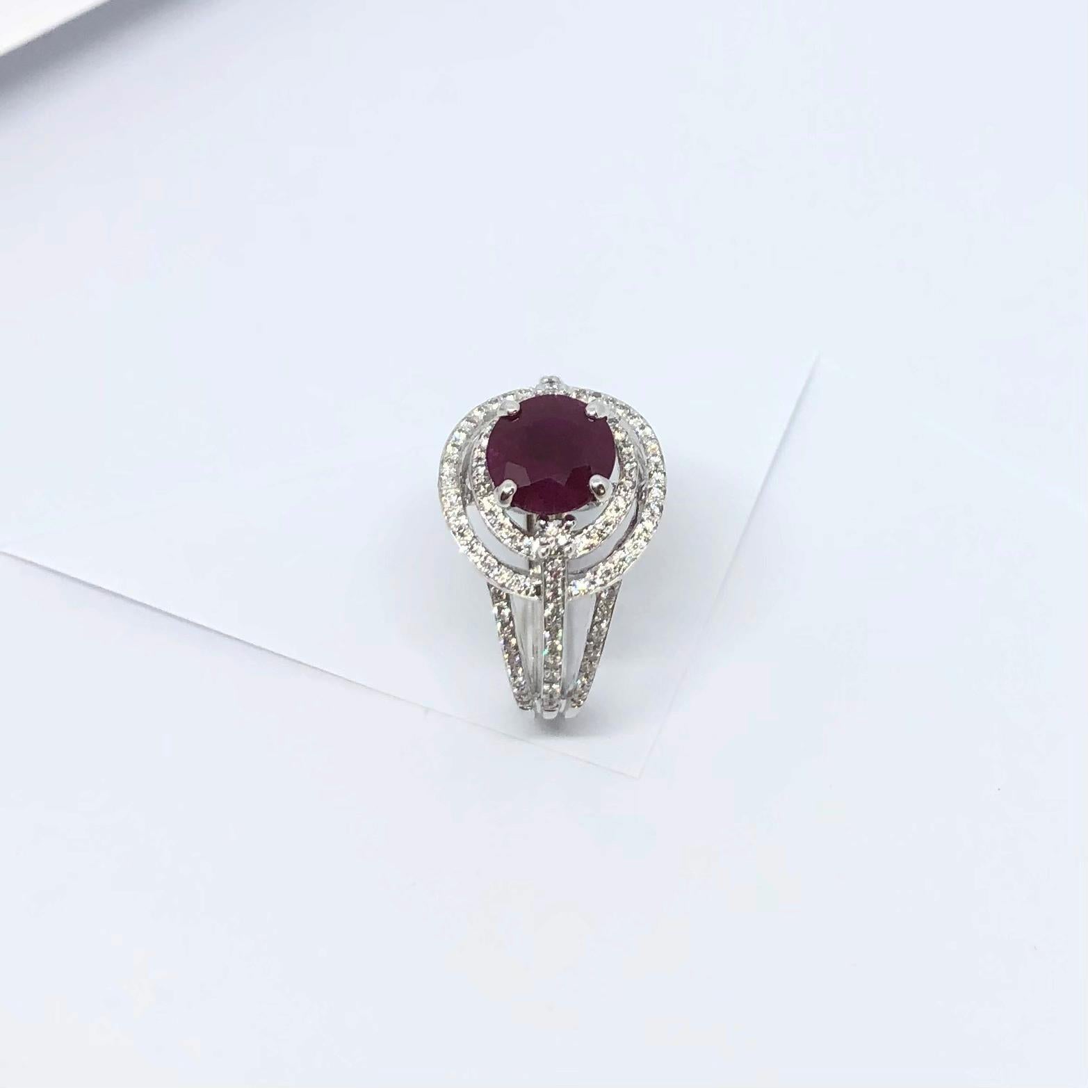 Anillo de Rubí con Diamantes engastado en Oro Blanco de 18 Kilates en venta 10