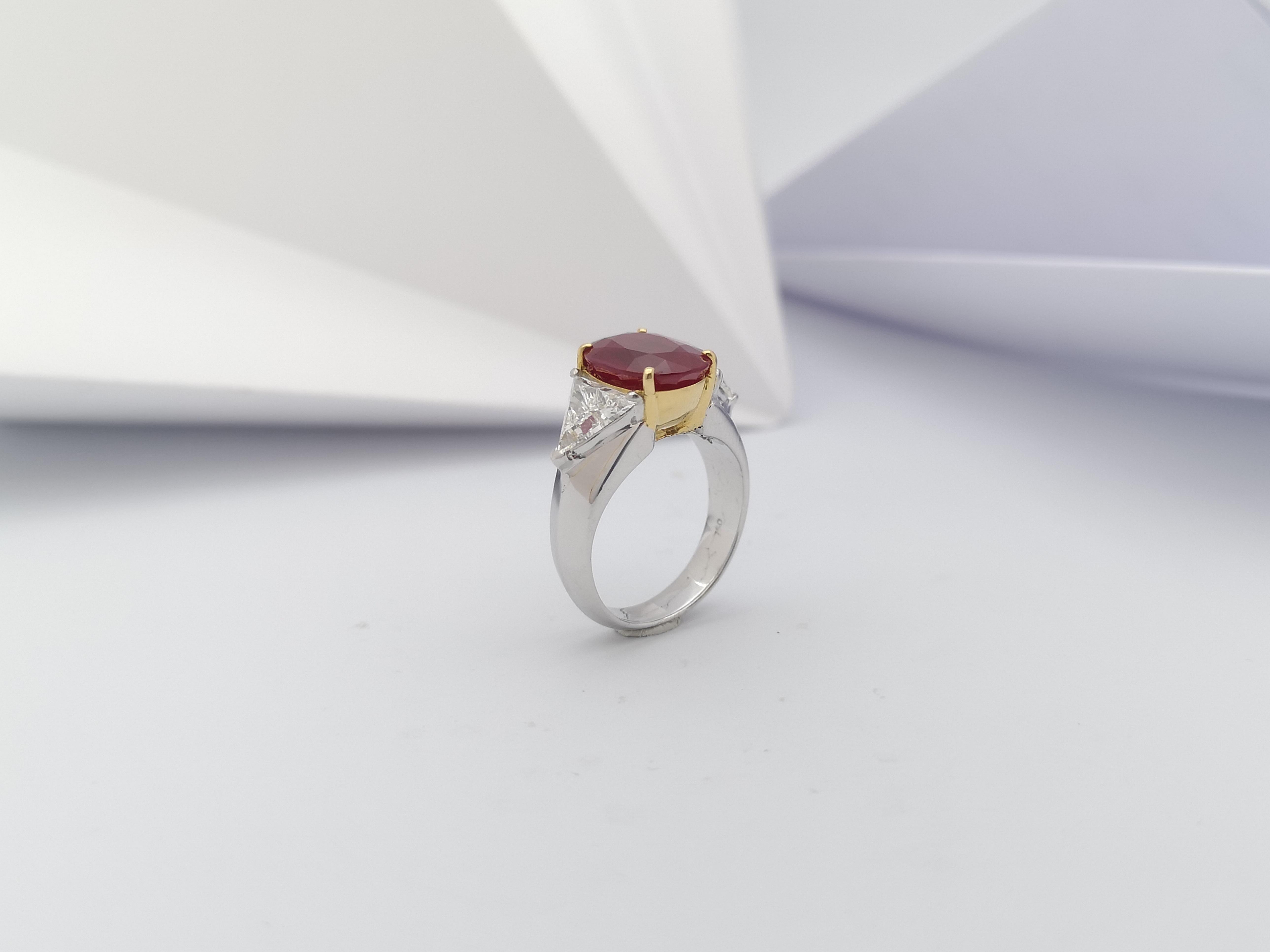 Bague en or blanc 18 carats ornée de rubis et de diamants en vente 11