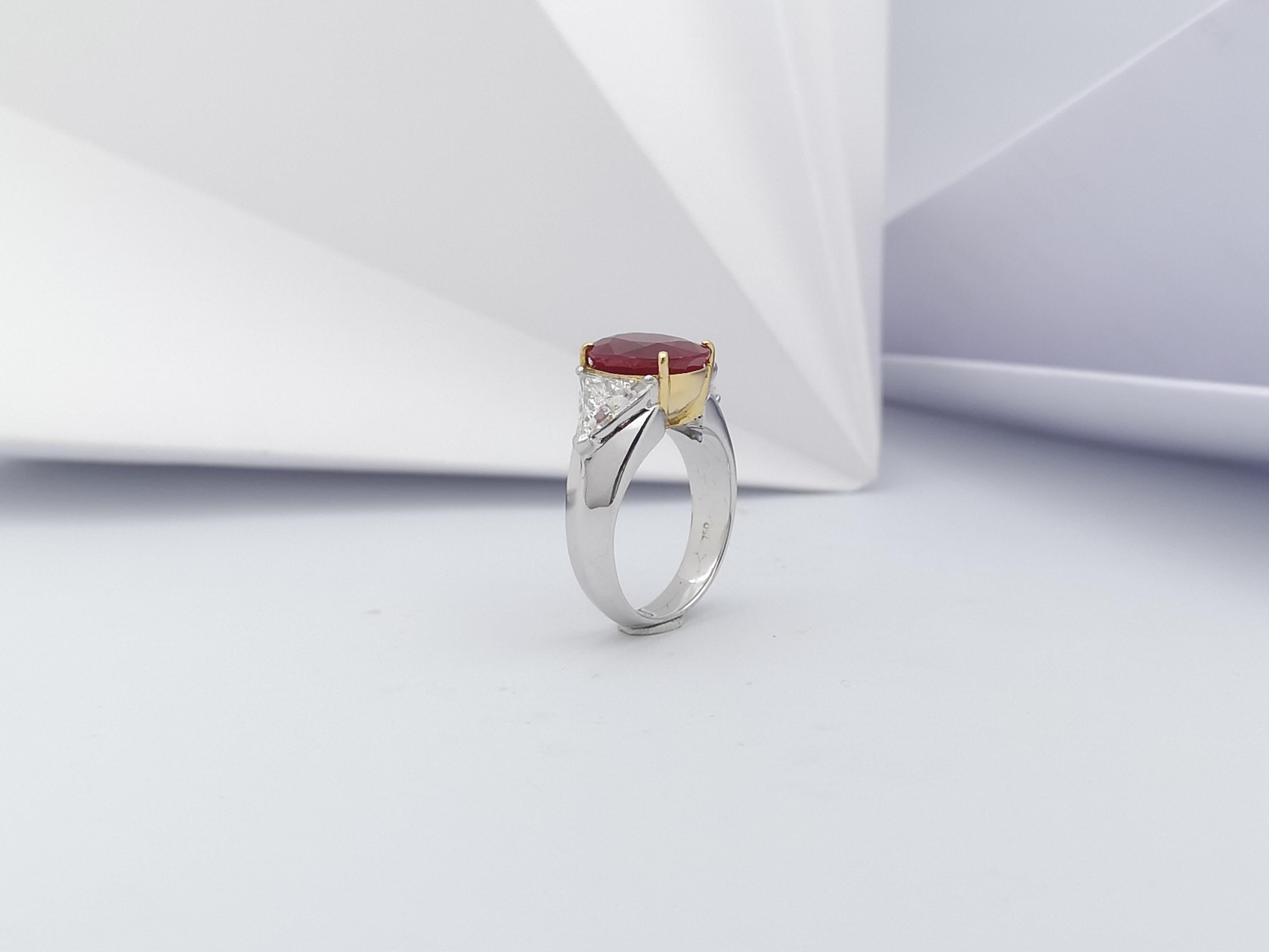 Bague en or blanc 18 carats ornée de rubis et de diamants en vente 12