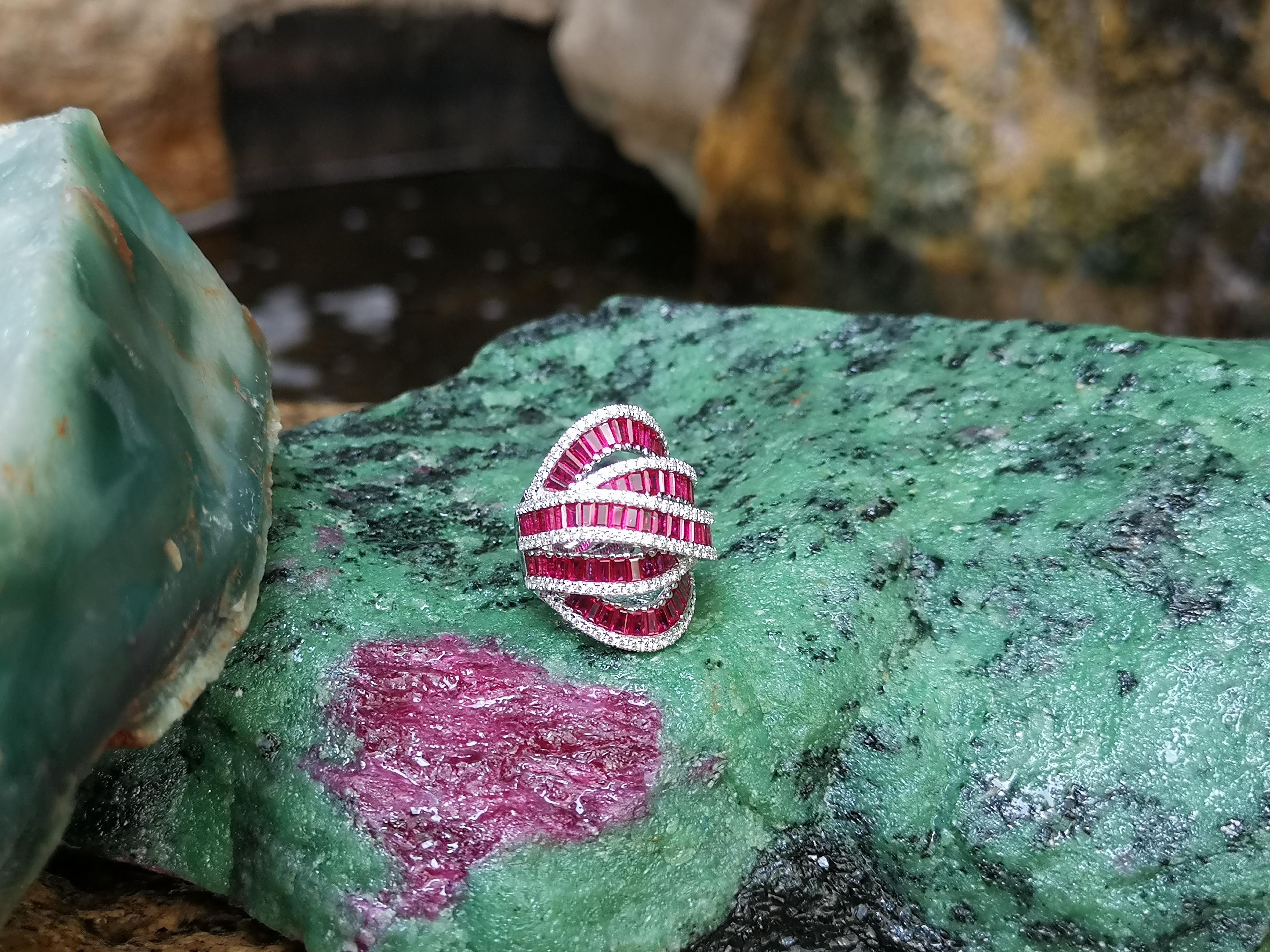 Anillo de Rubí con Diamantes engastado en Oro Blanco de 18 Kilates Moderno en venta