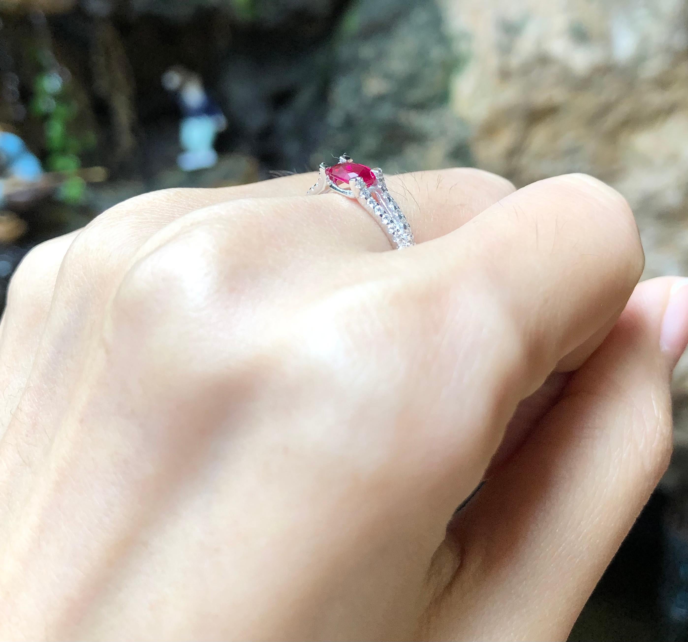 Bague en or blanc 18 carats sertie d'un rubis de 0,53 carat et d'un diamant de 0,18 carat

Largeur :  0.8 cm 
Longueur : 0,5 cm
Taille de l'anneau : 53
Poids total : 1,89 grammes

