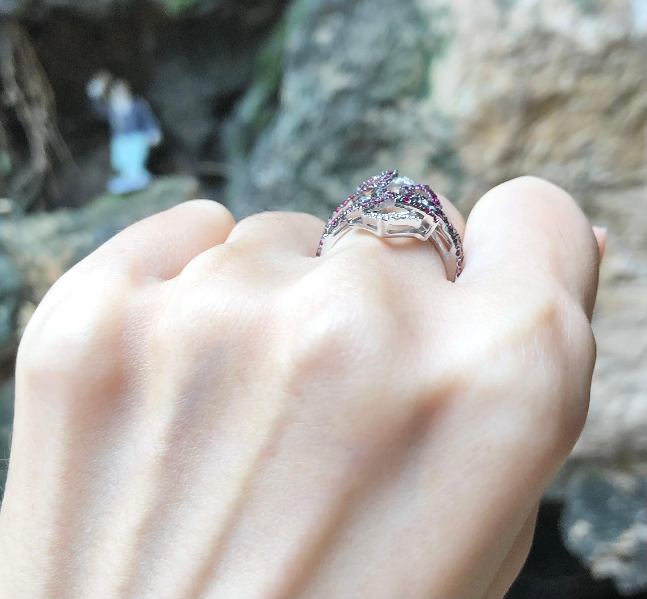 Rubin 0,98 Karat mit Diamant 0,10 Karat Ring in 18 Karat Weißgold gefasst

Breite:  1.3 cm 
Länge: 2,7 cm
Ringgröße: 53
Gesamtgewicht: 7,67 Gramm

