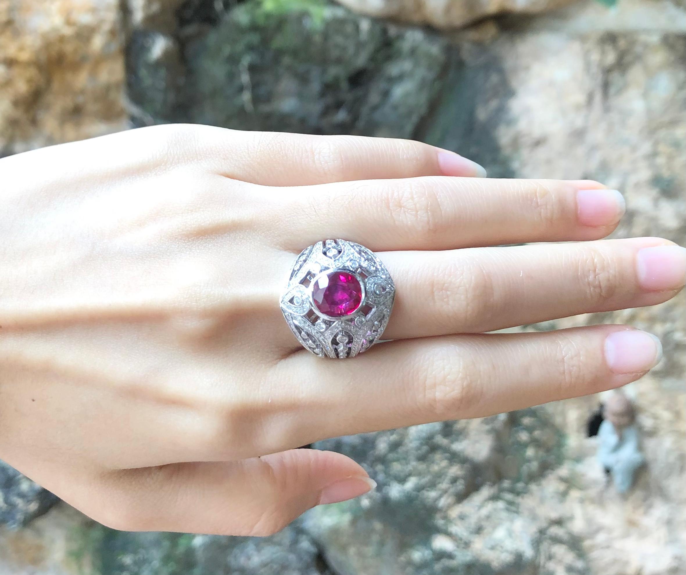 Bague en or blanc 18 carats sertie d'un rubis de 3,42 carats et d'un diamant de 1,16 carat

Largeur :  2.3 cm 
Longueur : 2,7 cm
Taille de l'anneau : 54
Poids total : 12,95 grammes

