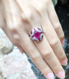 Rubin mit Diamantring in 18 Karat Weißgold gefasst