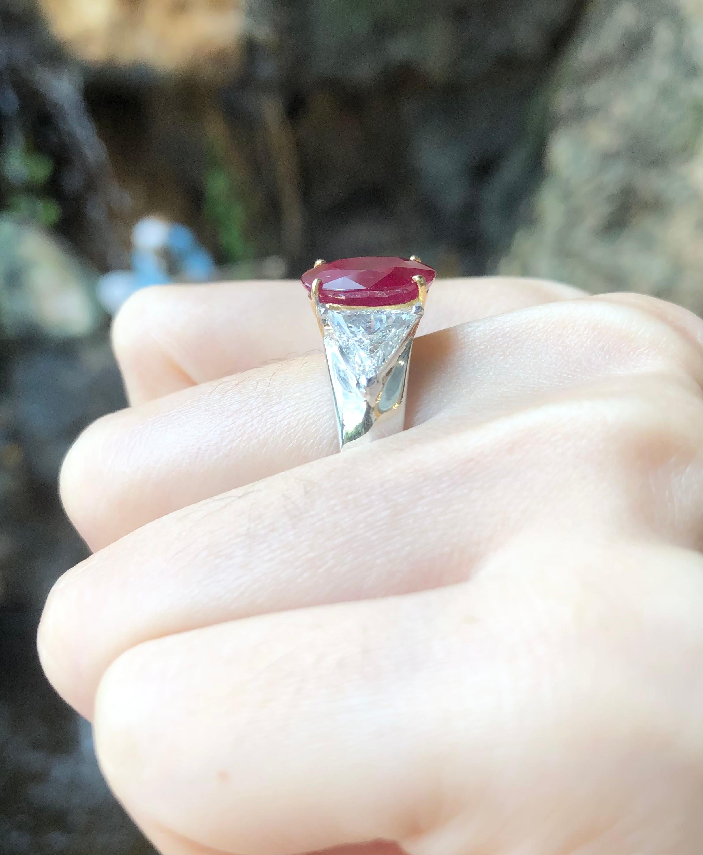 Bague en or blanc 18 carats sertie d'un rubis de 5,39 carats et d'un diamant de 1,62 carats

Largeur :  2.1 cm 
Longueur : 1,2 cm
Taille de l'anneau : 54
Poids total : 10,79 grammes

Ruby
Largeur :  0.8 cm 
Longueur : 1,2 cm

