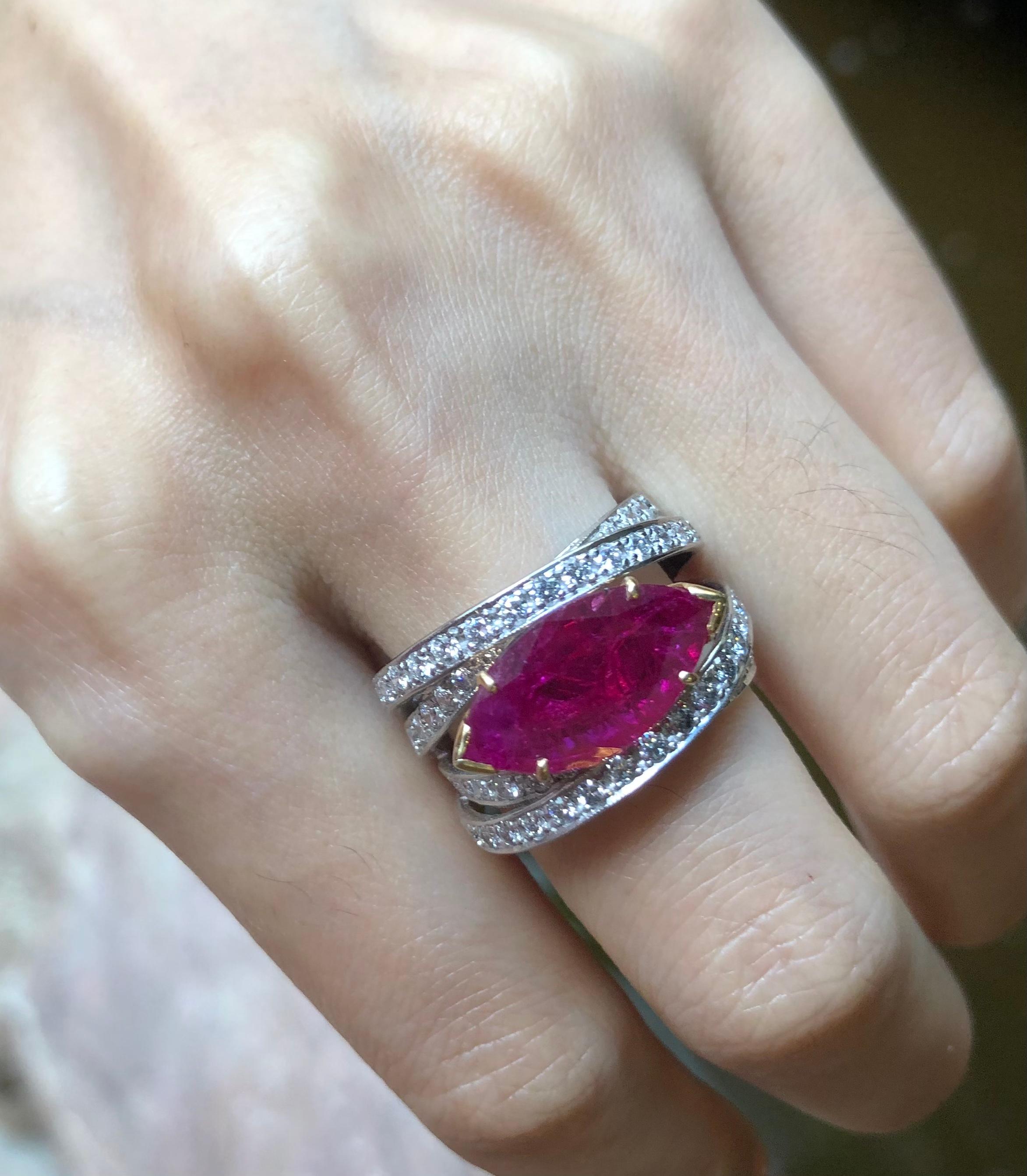 Rubin mit Diamantring in 18 Karat Weißgold gefasst (Zeitgenössisch) im Angebot