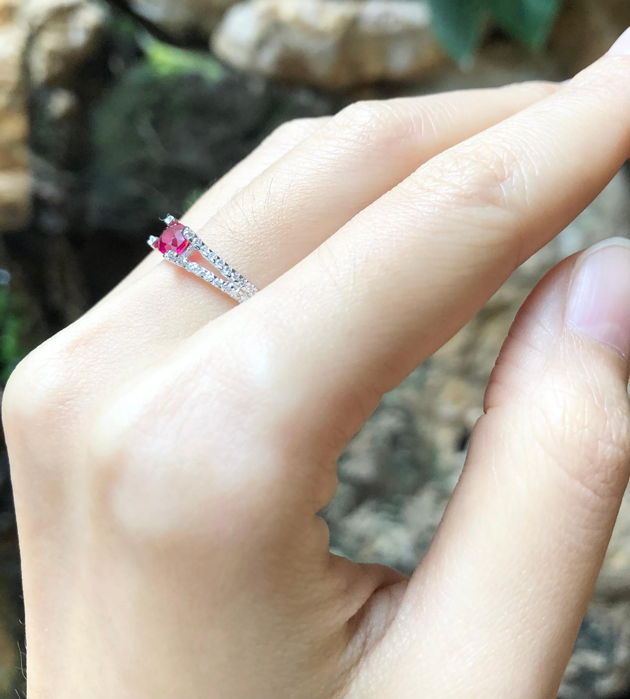 Contemporain Bague en rubis et diamants sertie dans des montures en or blanc 18 carats en vente