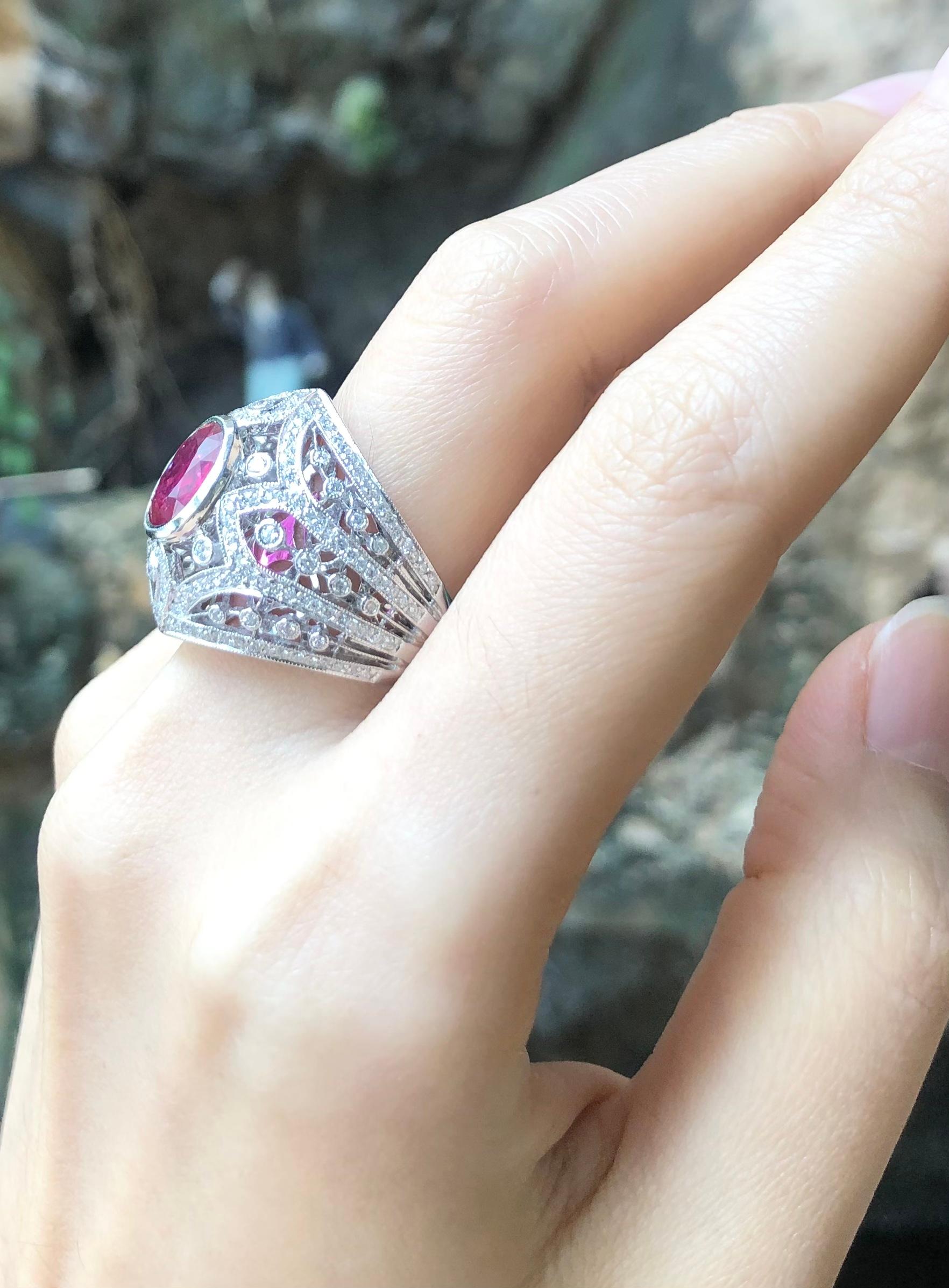 Art déco Bague en or blanc 18 carats sertie de rubis et de diamants en vente