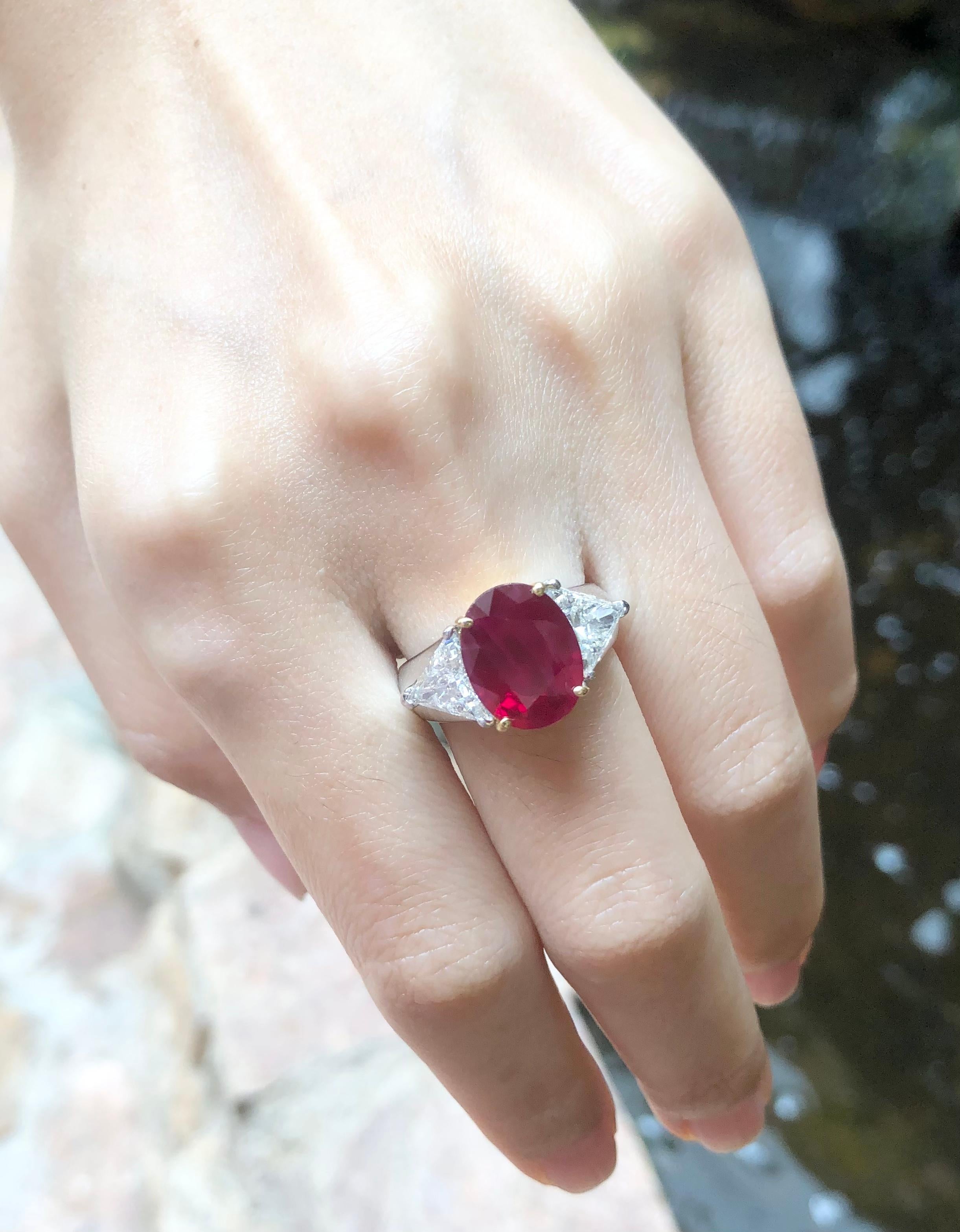 Contemporain Bague en or blanc 18 carats ornée de rubis et de diamants en vente