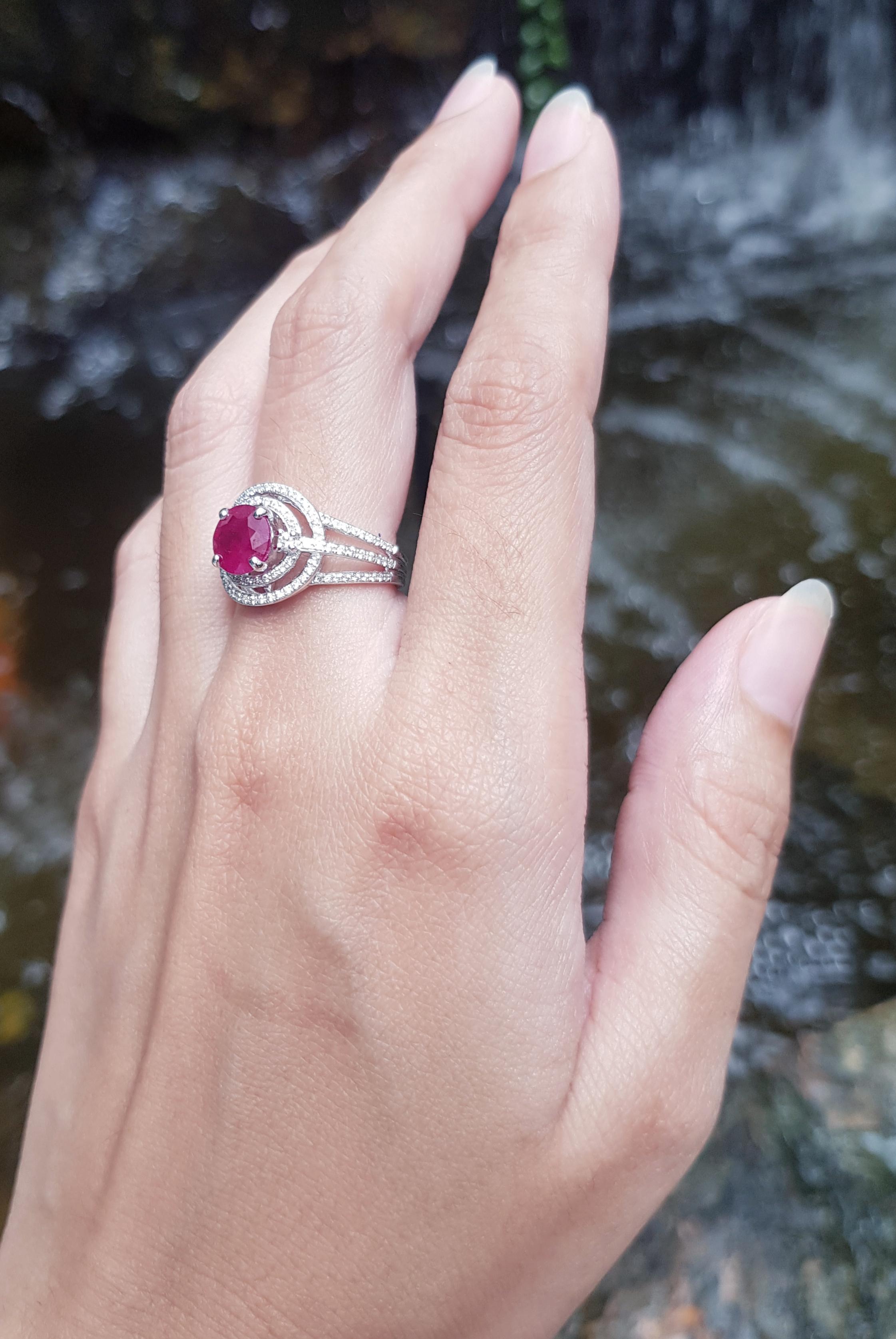 Anillo de Rubí con Diamantes engastado en Oro Blanco de 18 Kilates Contemporáneo en venta