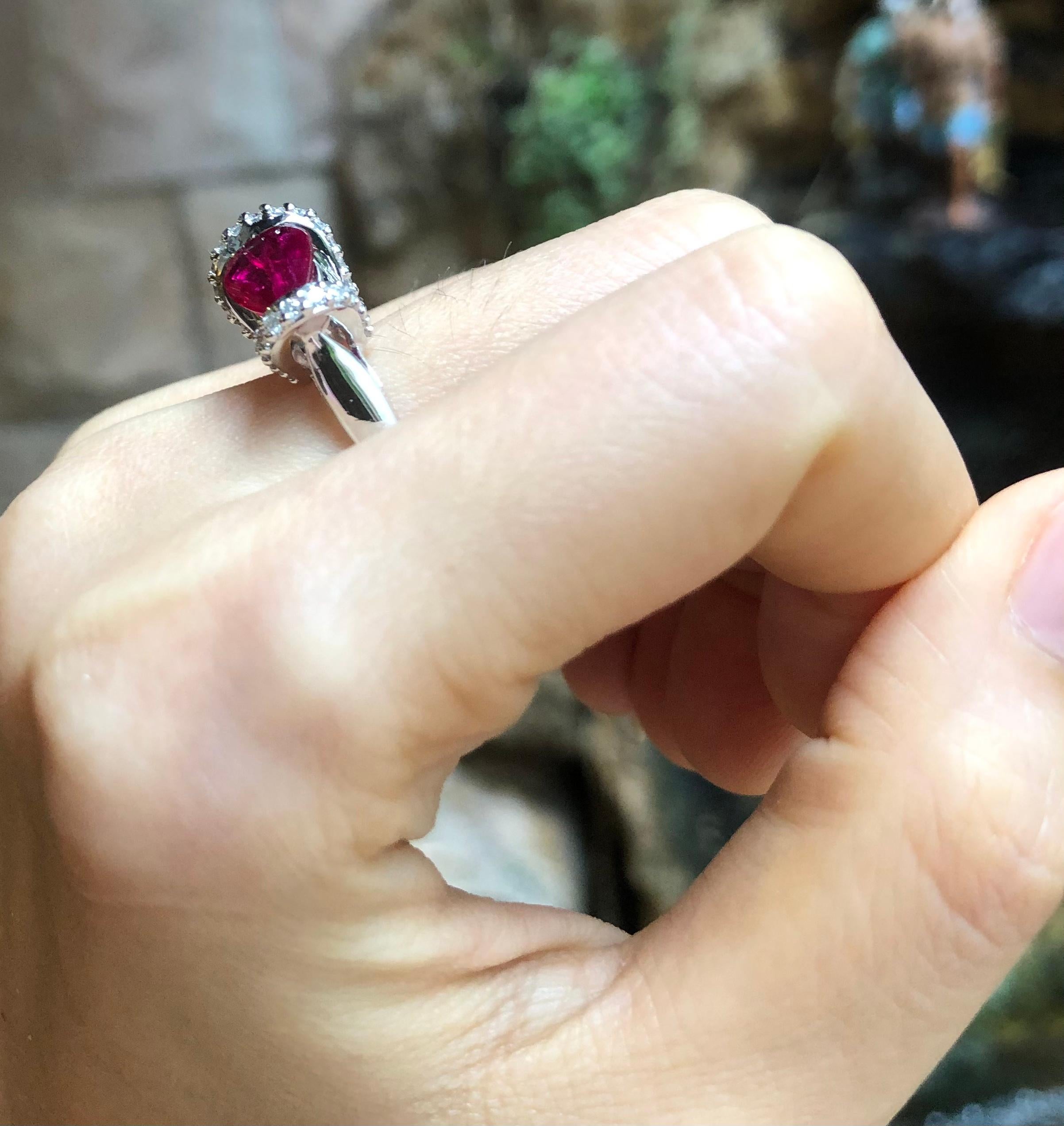 Rubin mit Diamantring in 18 Karat Weißgold gefasst (Tropfenschliff) im Angebot