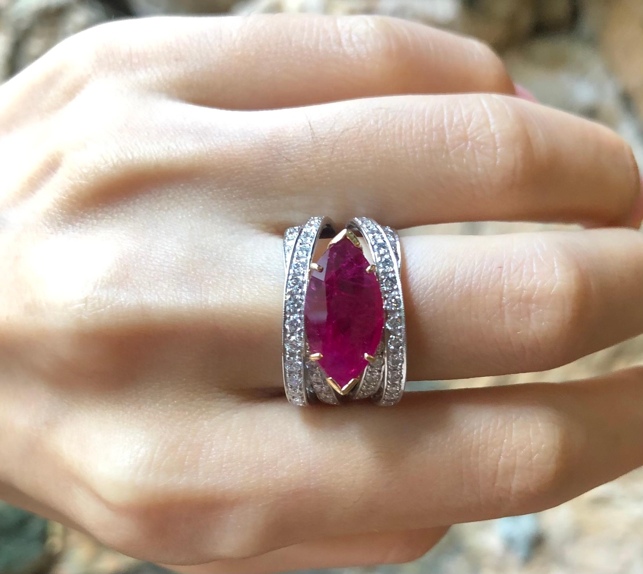 Rubin mit Diamantring in 18 Karat Weißgold gefasst (Marquiseschliff) im Angebot