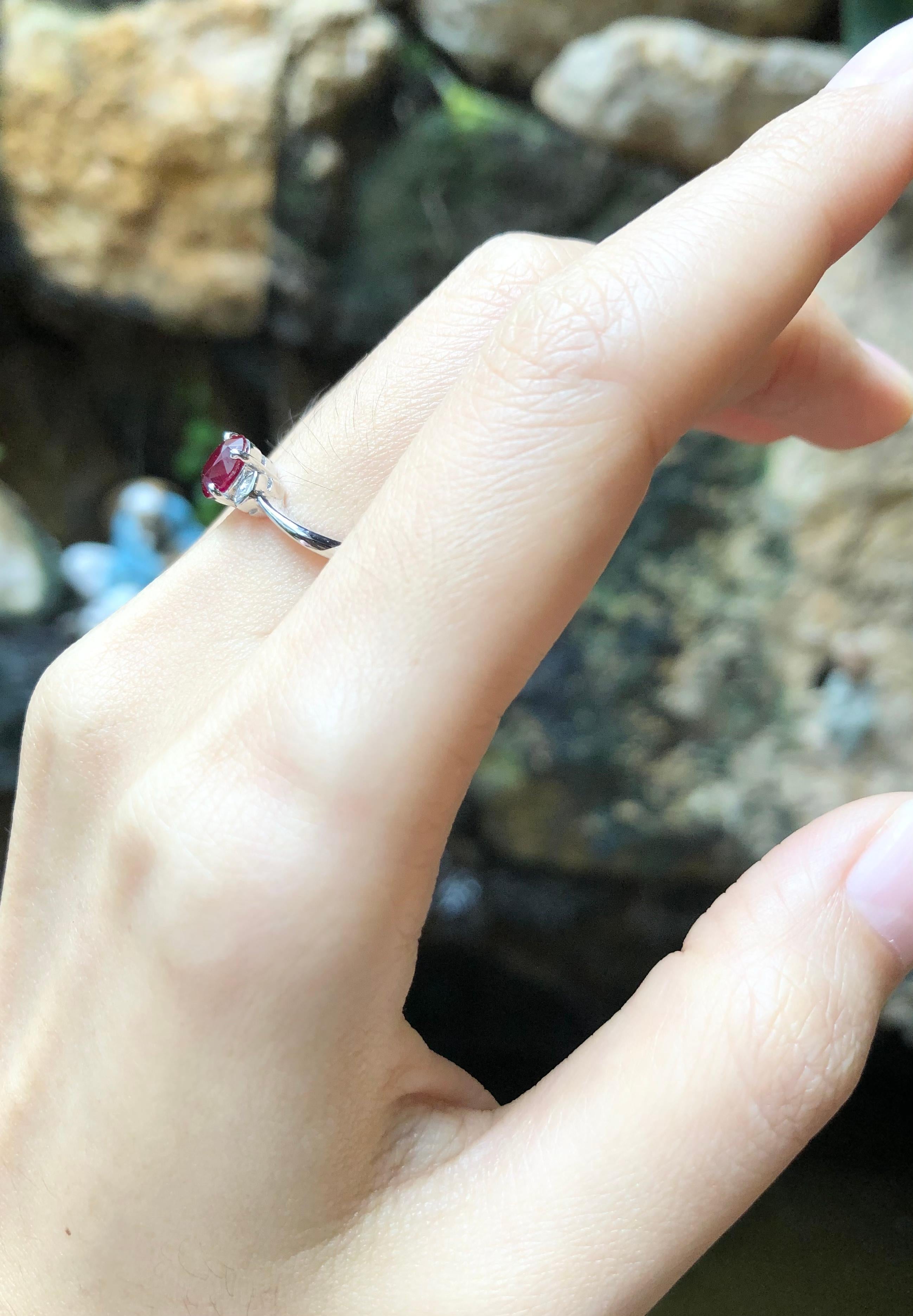 Rubin mit Diamantring in 18 Karat Weißgold gefasst im Zustand „Neu“ im Angebot in Bangkok, TH