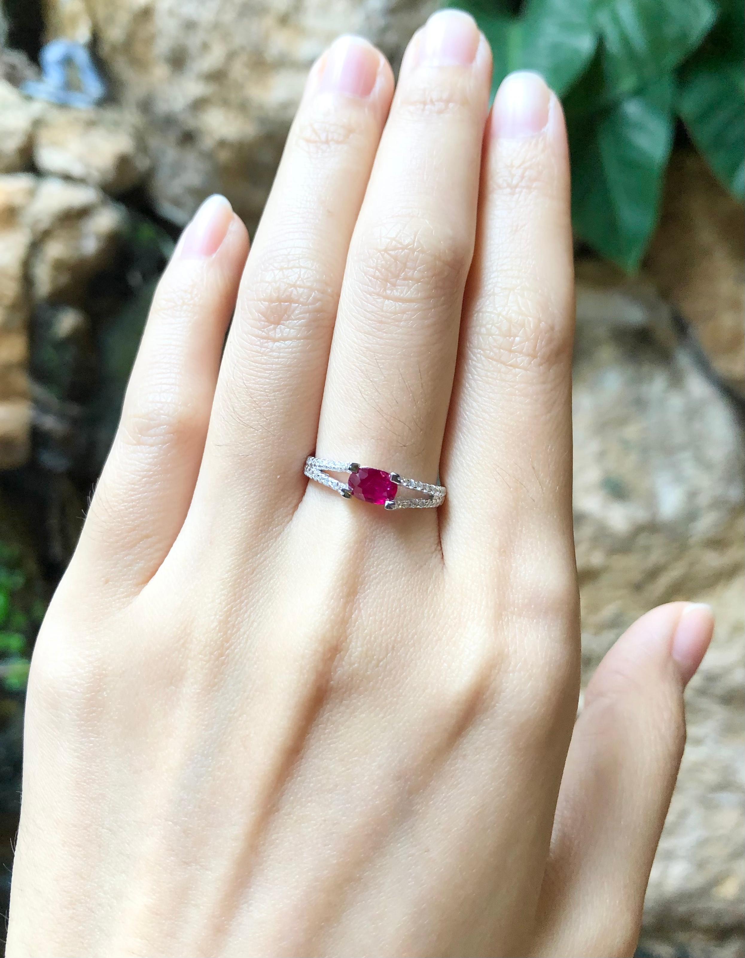 Taille ovale Bague en rubis et diamants sertie dans des montures en or blanc 18 carats en vente