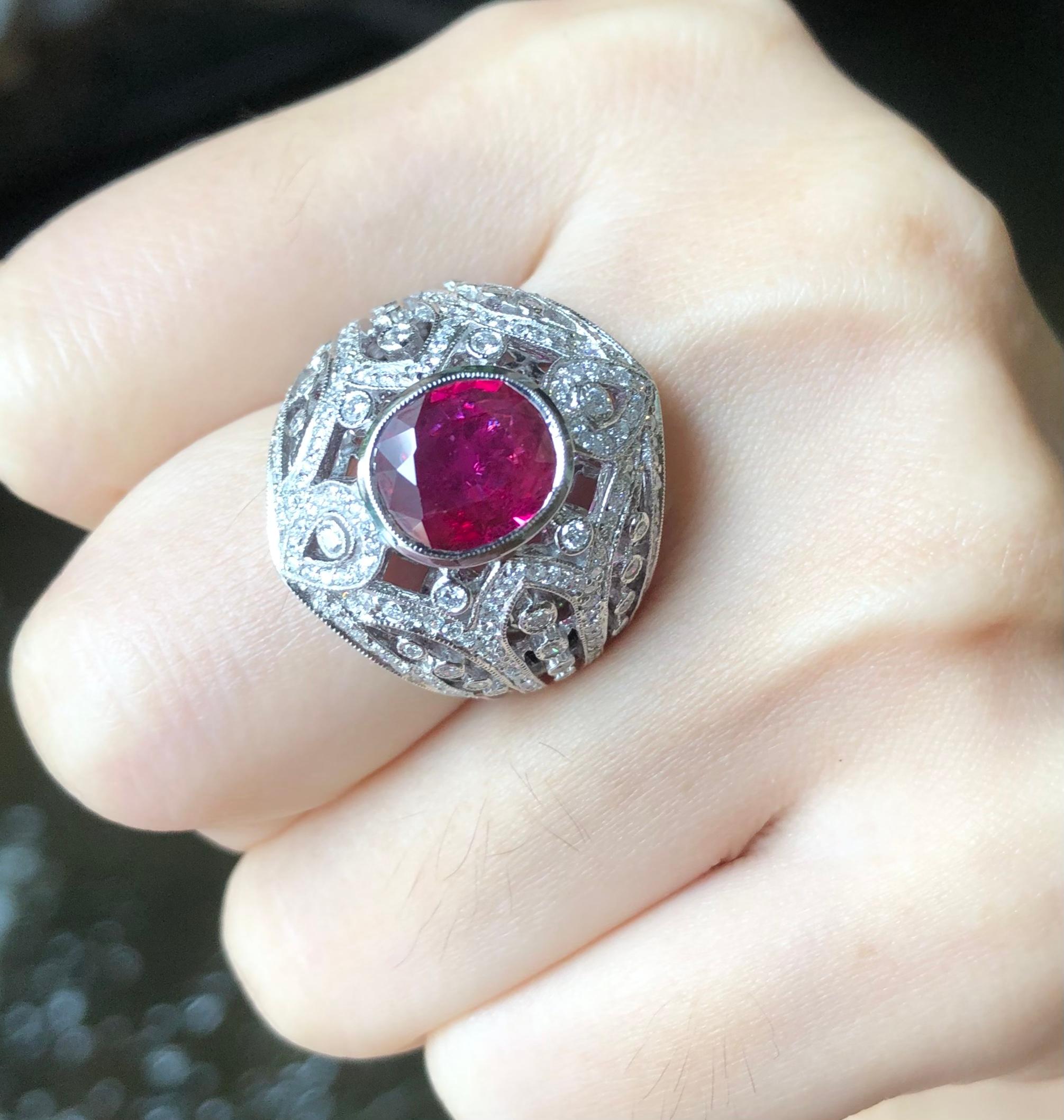 Taille ovale Bague en or blanc 18 carats sertie de rubis et de diamants en vente